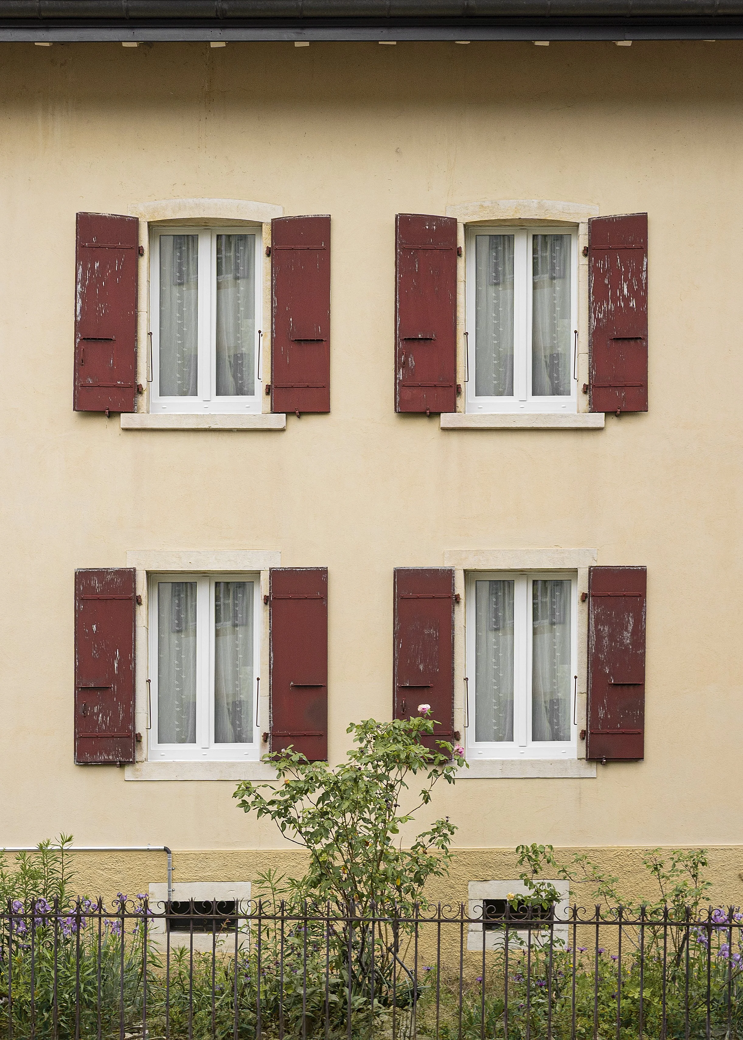 Remplacement des anciennes fenêtres, dans une villa à Colombier dans le canton de Neuchâtel, par des fenêtres PVC blanches, haute performance entre autre grâce à son excellent triple vitrage. 