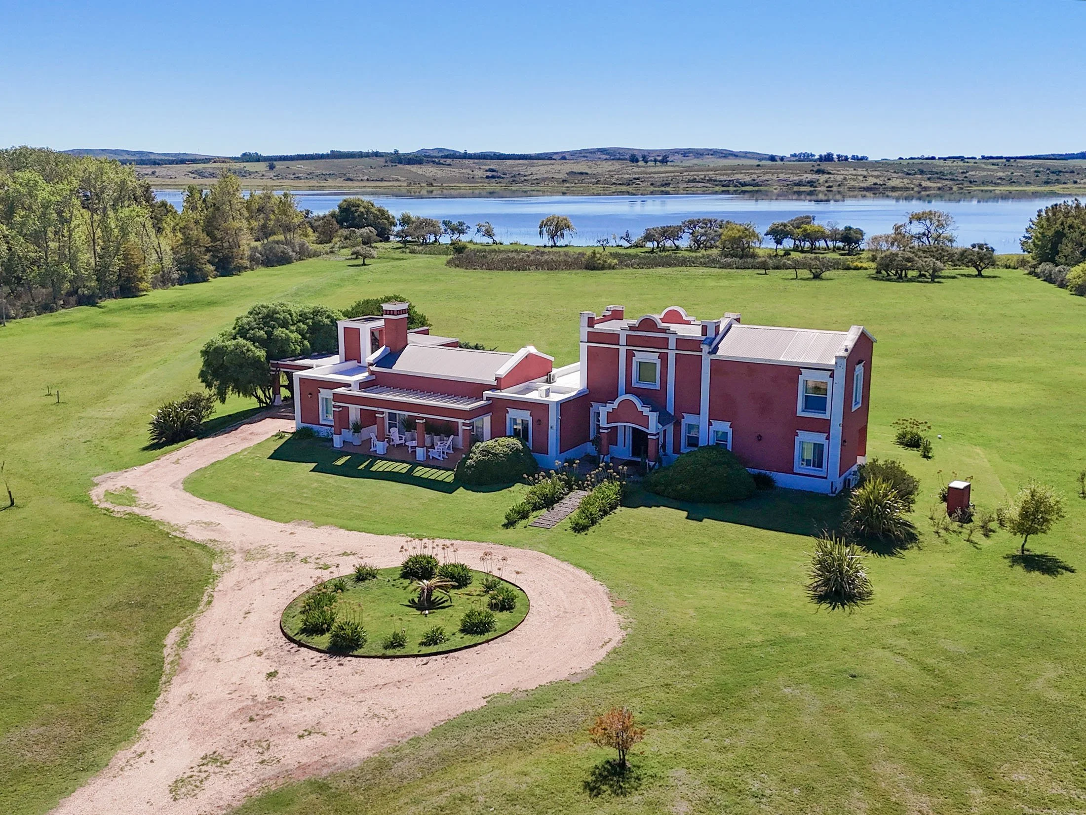 8 hectares | 4 Bedroom Lakefront Estate near Punta del Este | $1,800,000