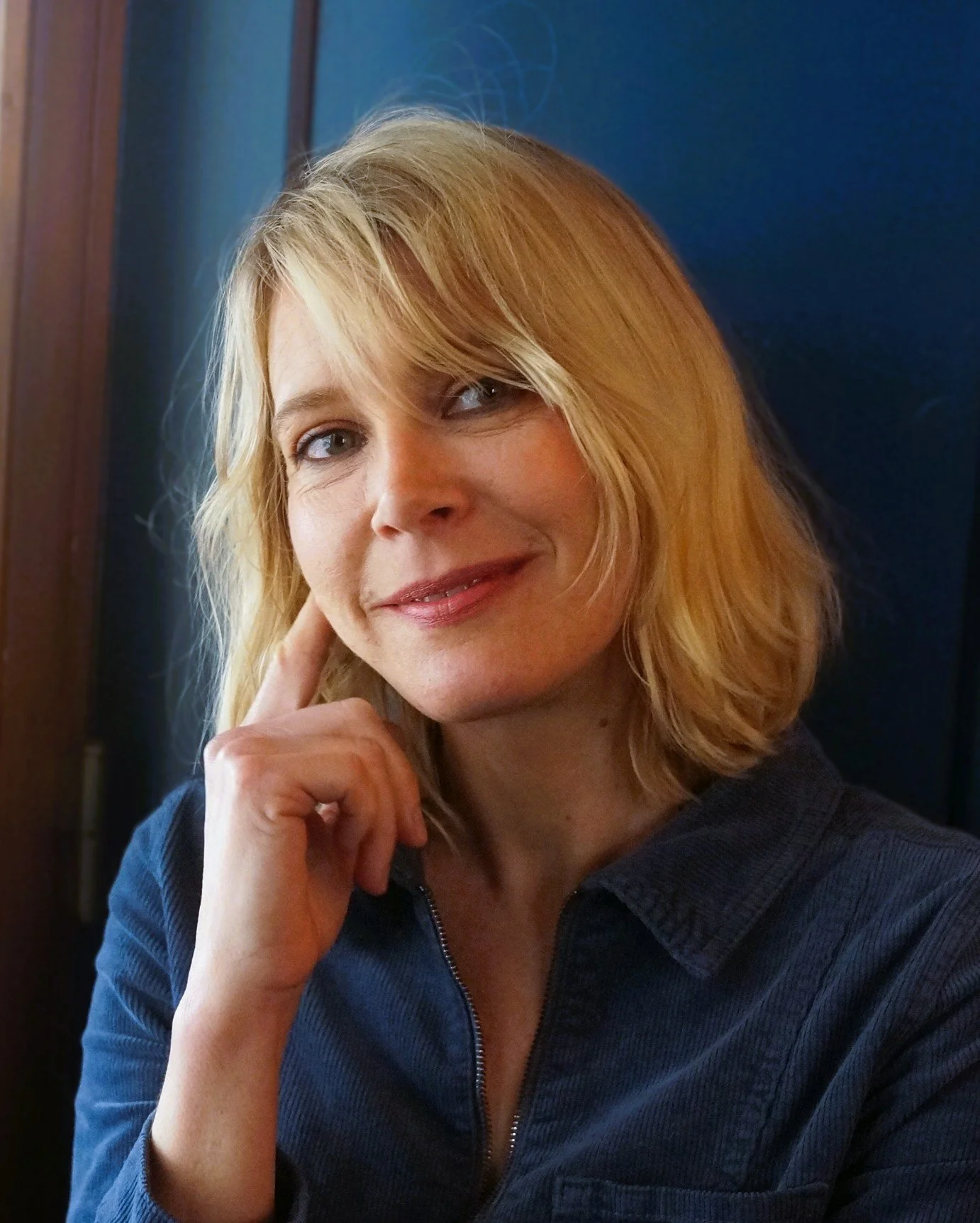 Psy bienveillante souriante