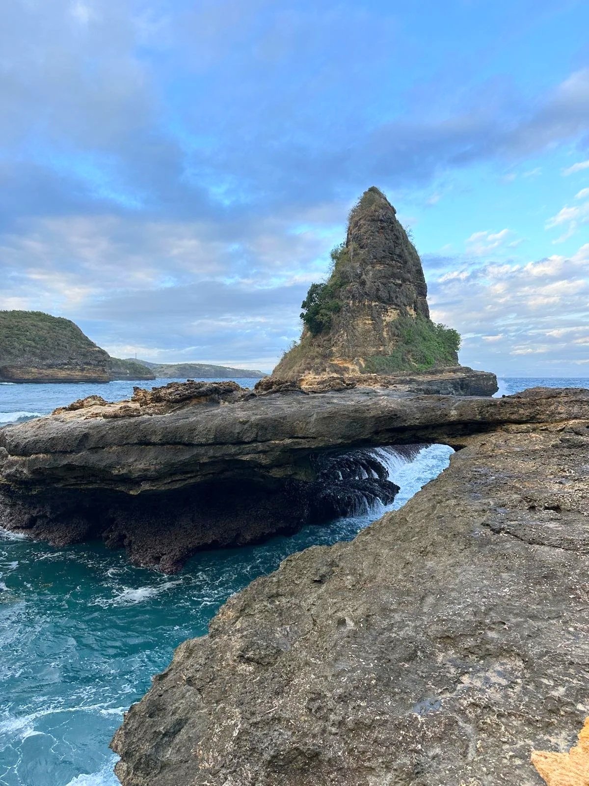 apaisement solidité de la pierre au contact des vagues