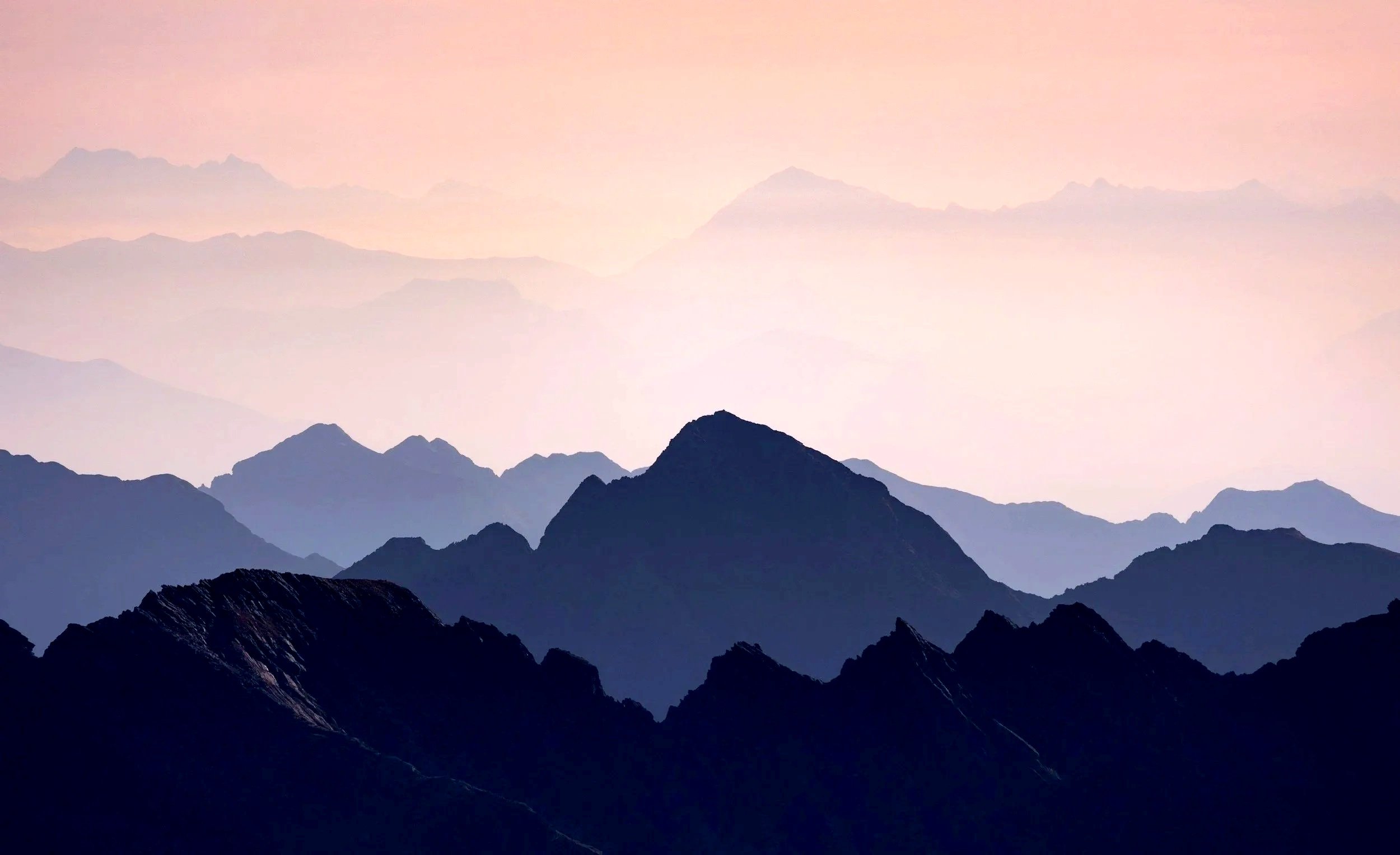 Lever du jour sur paysage de montagnes, solidité, résilience