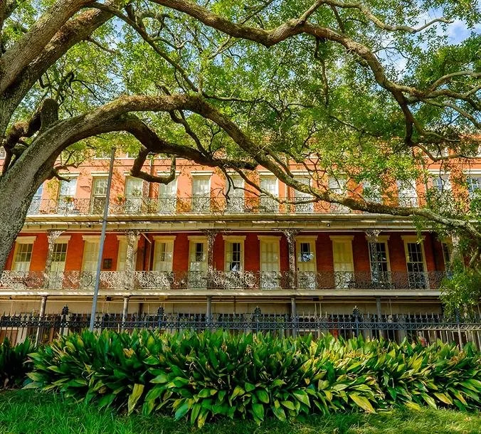 new-orleans-louisiana-french-quarter-colorful-architecture.jpg