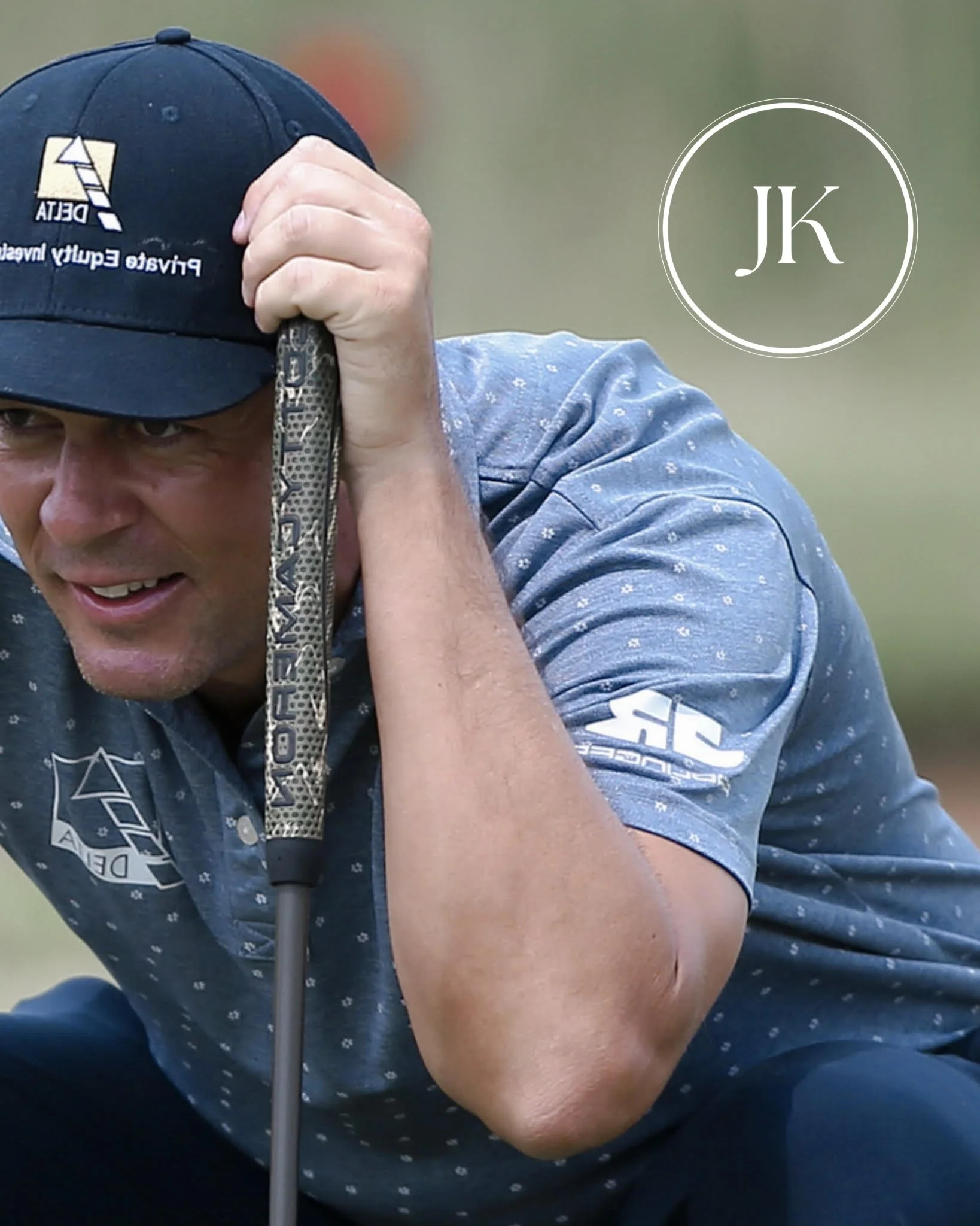 Mann hält einen Golfschläger an seinem Ohr, auf seinem Hut steht 'DELTA' und 'Private Equity Invest'.