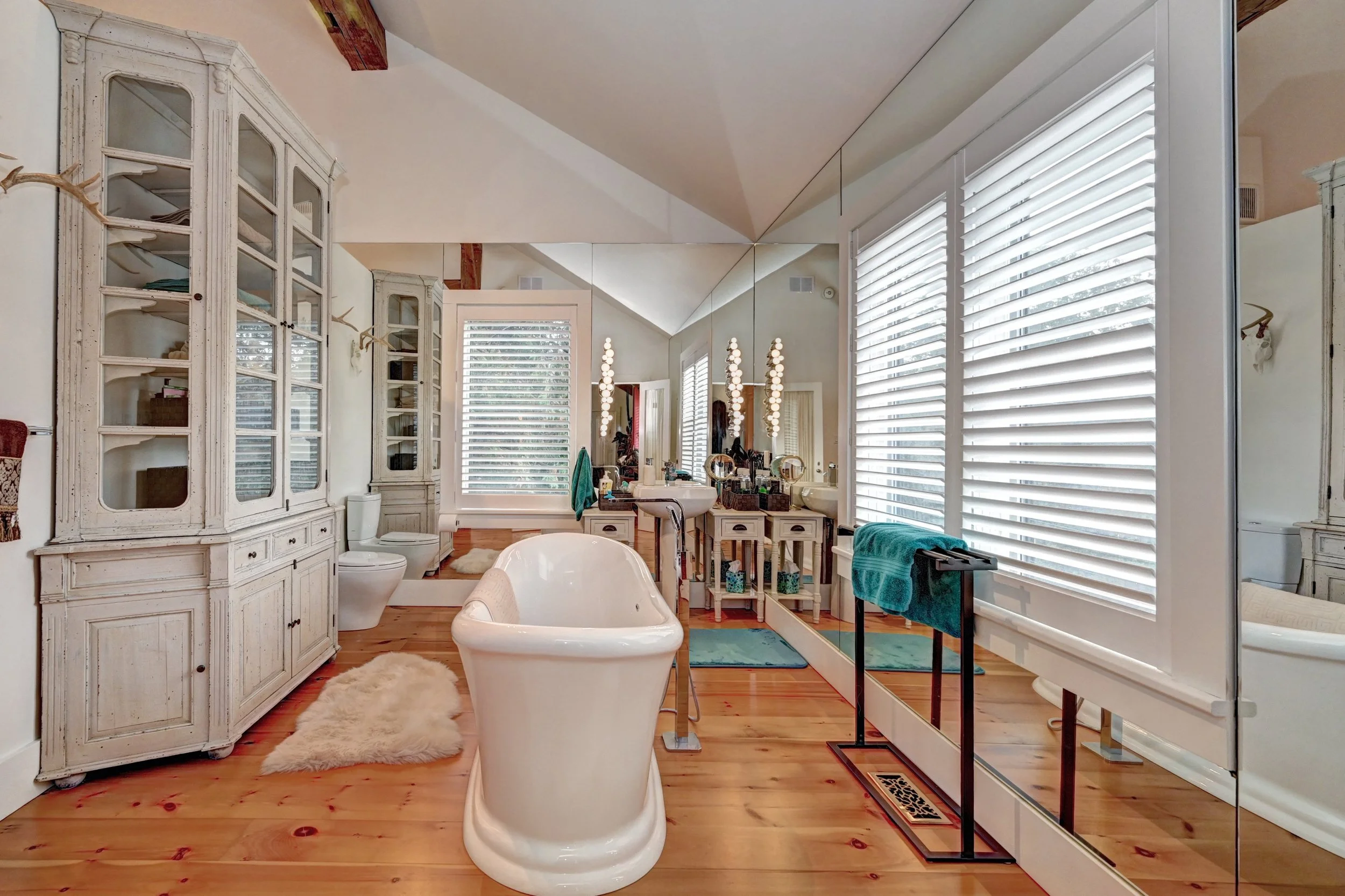 043-71 Bedroom one Ensuite (1)-Edit.jpg