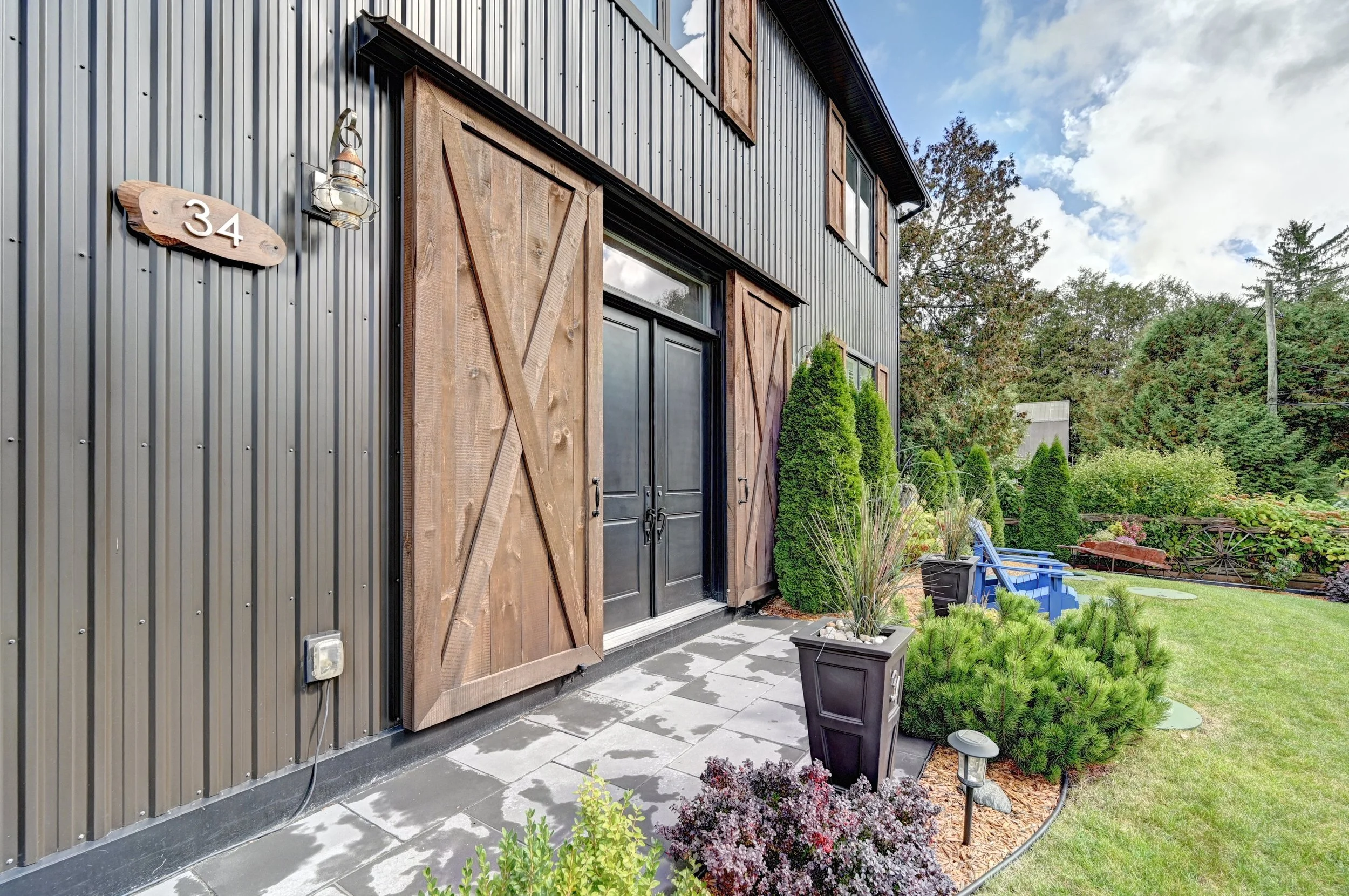 075-99 Exterior (2).jpg