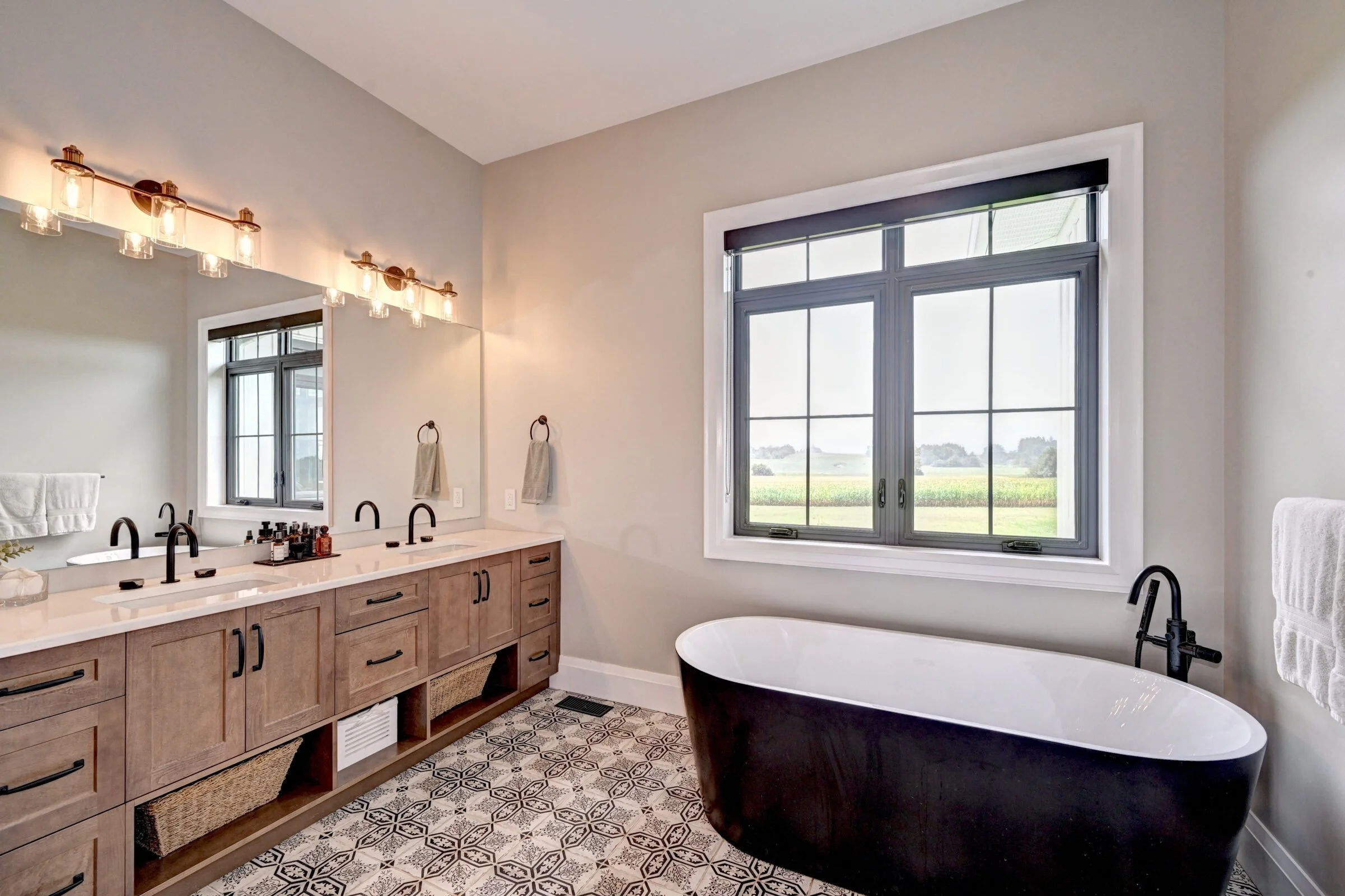 6046 1 Line Erin ON L0N 1N0-print-047-045-Ensuite 5-2402x1600-300dpi.jpg