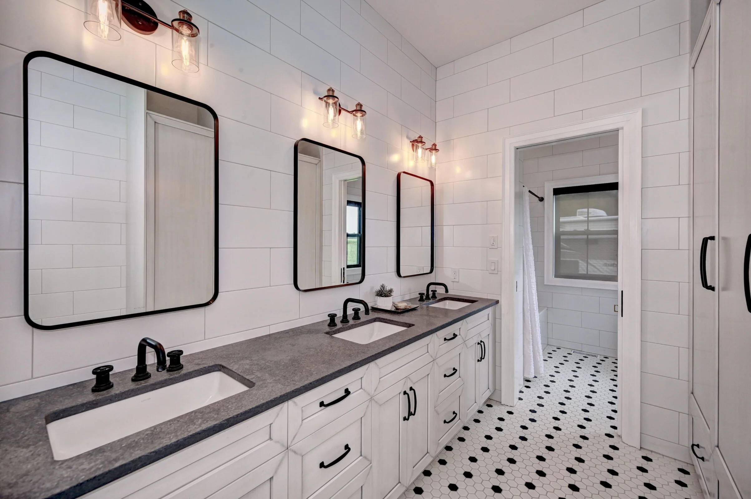 6046 1 Line Erin ON L0N 1N0-print-055-056-Upper Bathroom 2-2407x1600-300dpi.jpg