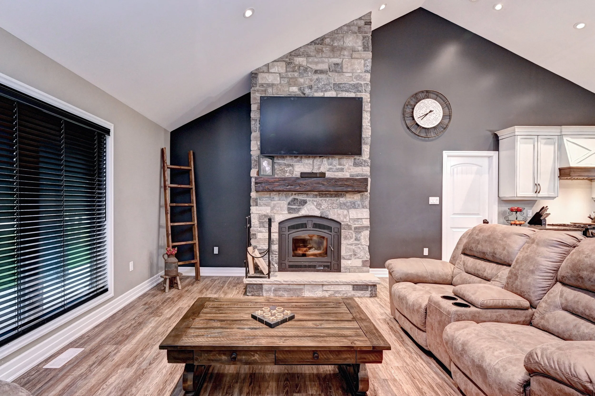 007-36 Family Room (3).jpg