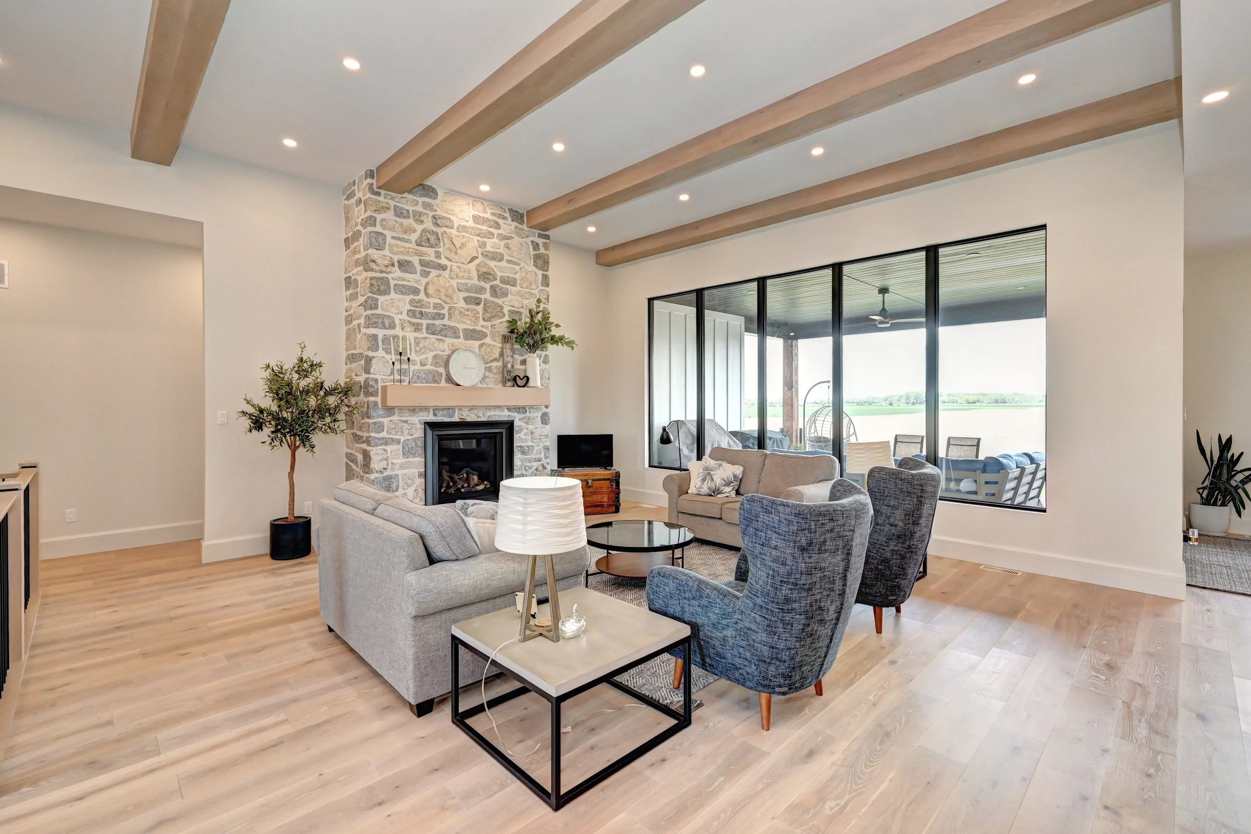 003-36 Family Room (2).jpg