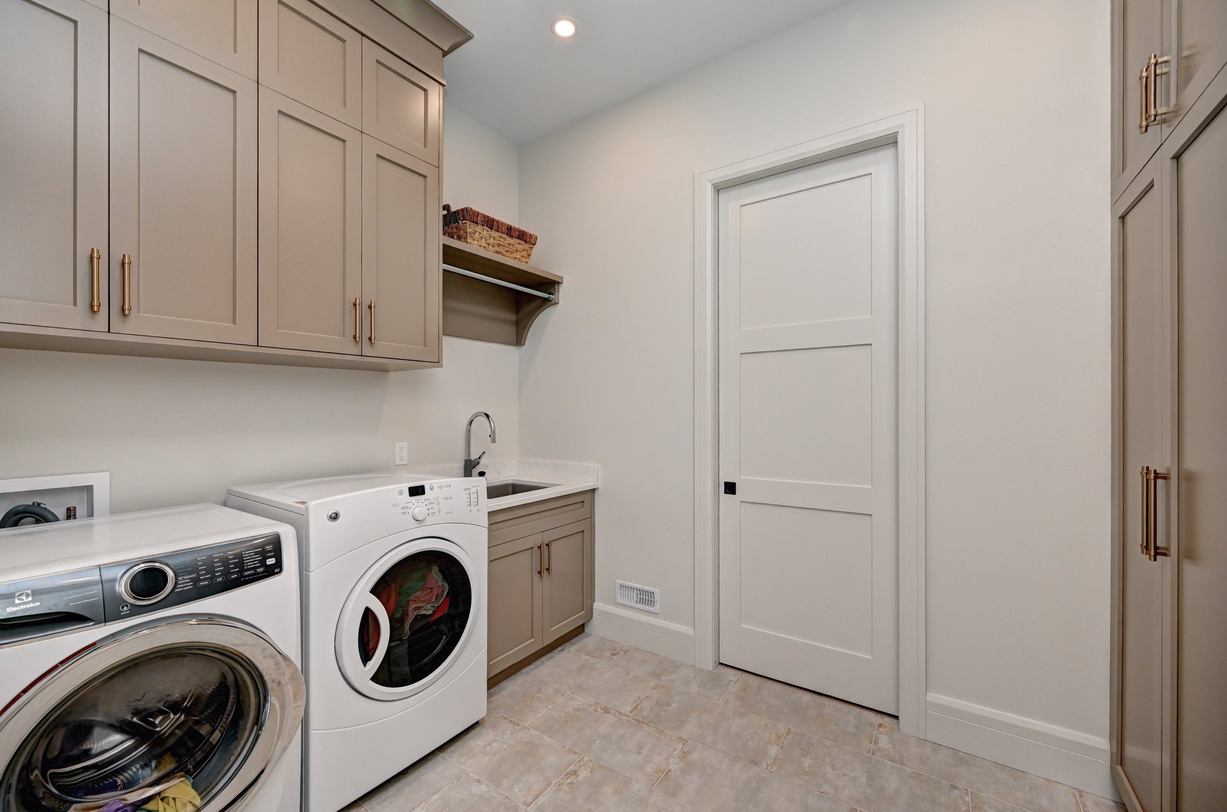 013-50 Laundry room (3).jpg