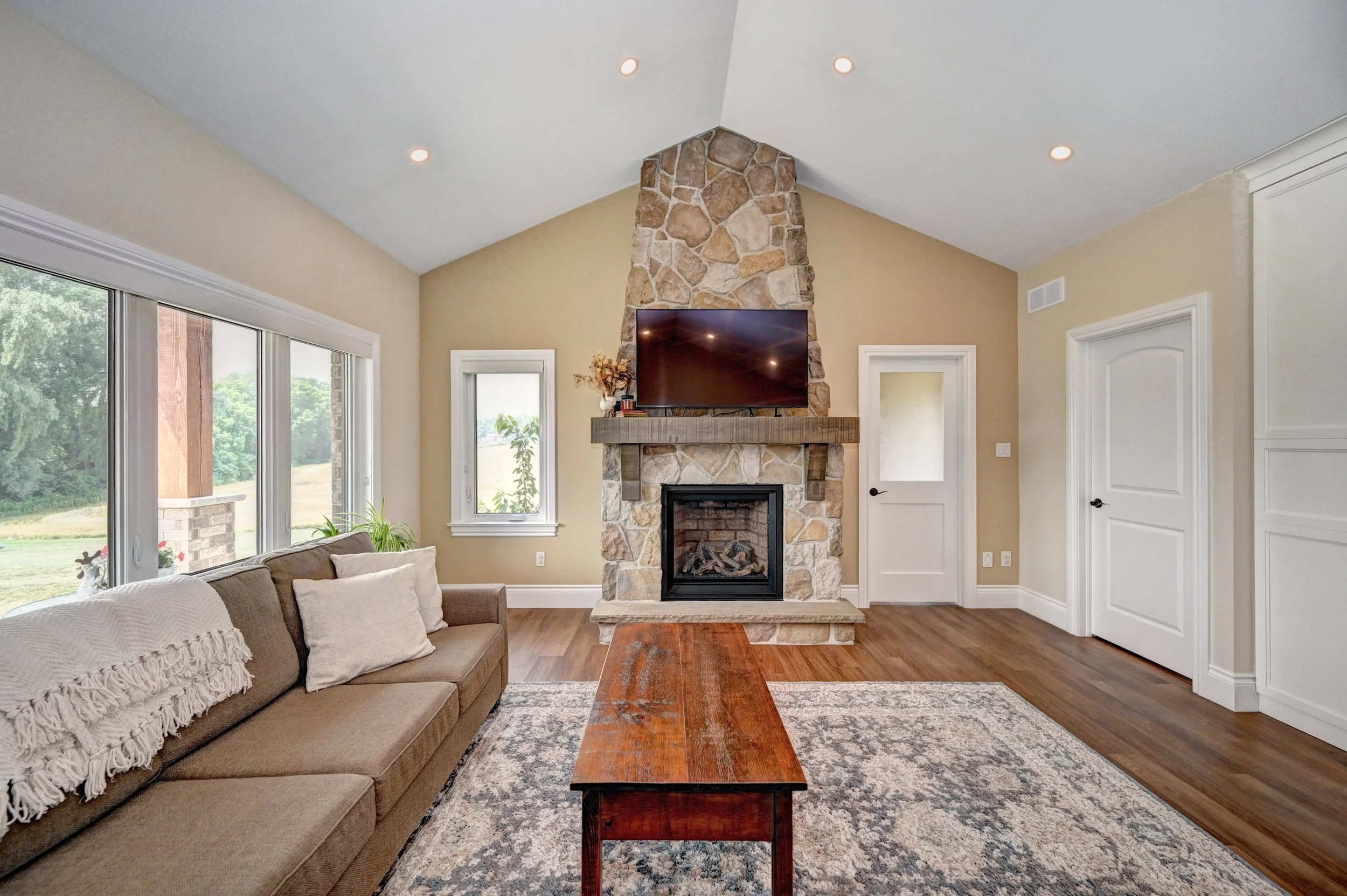 020-36 Family Room (5).jpg