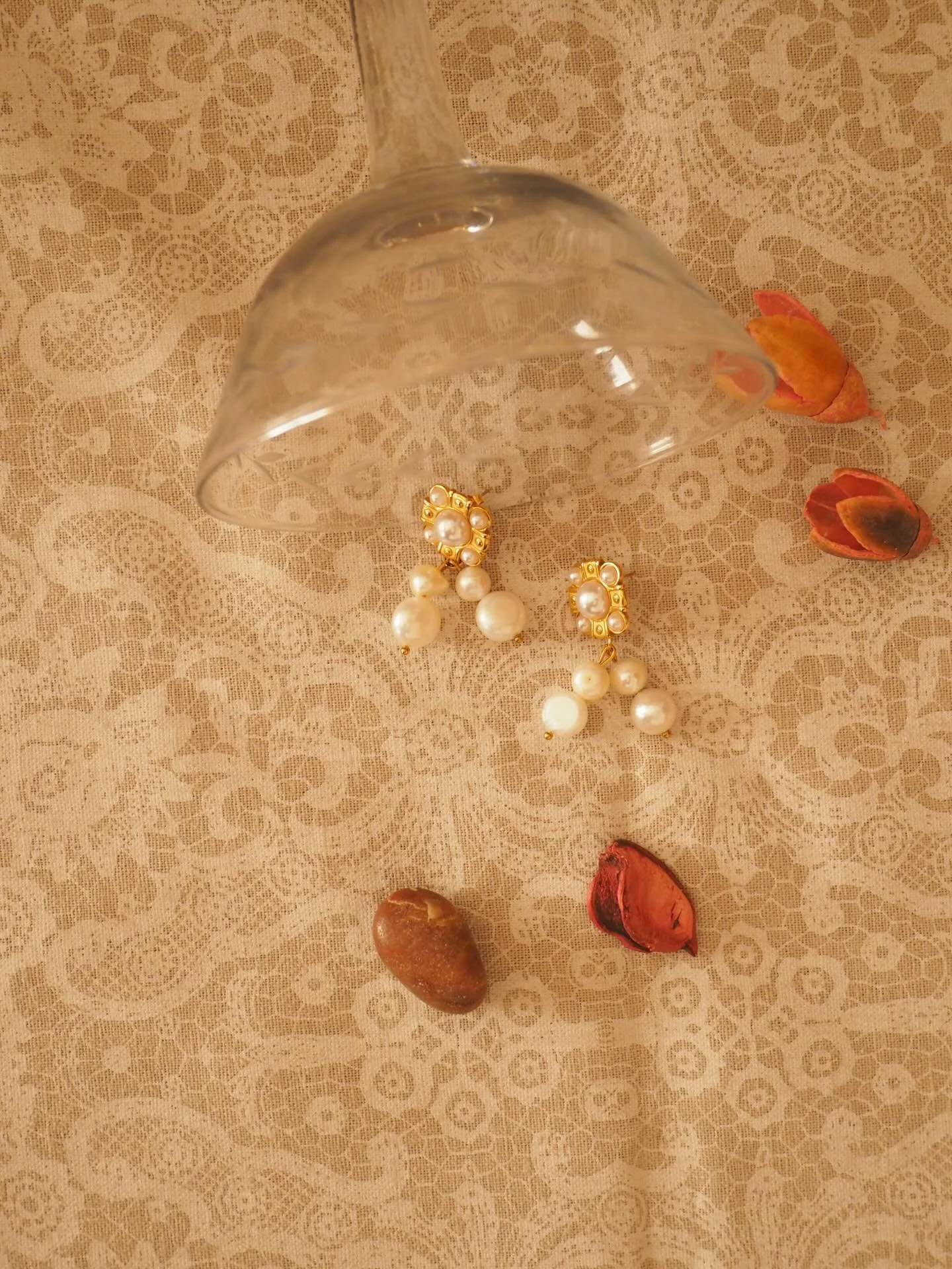 Teresa ✨

Named after a Spanish infanta, made for metro steps &amp; coffee runs.

Quiet drama for the reales de verdad 🪭