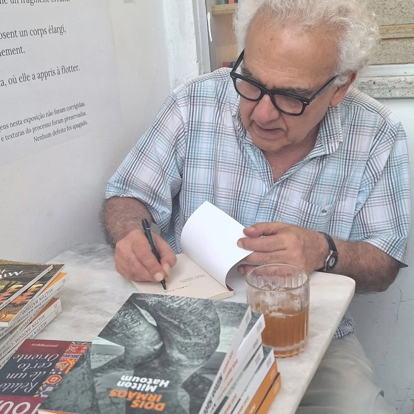 O querido Milton Hatoum passou pela Plat&ocirc; e deixou alguns livros autografados para os seus leitores. N&atilde;o perca, s&atilde;o poucas unidades!!!
Obrigada ao amigo Nicolas Behr, que tamb&eacute;m deixou alguns de seus livros autografados na 