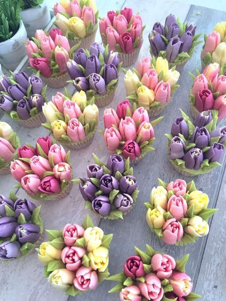 3D flower cupcakes