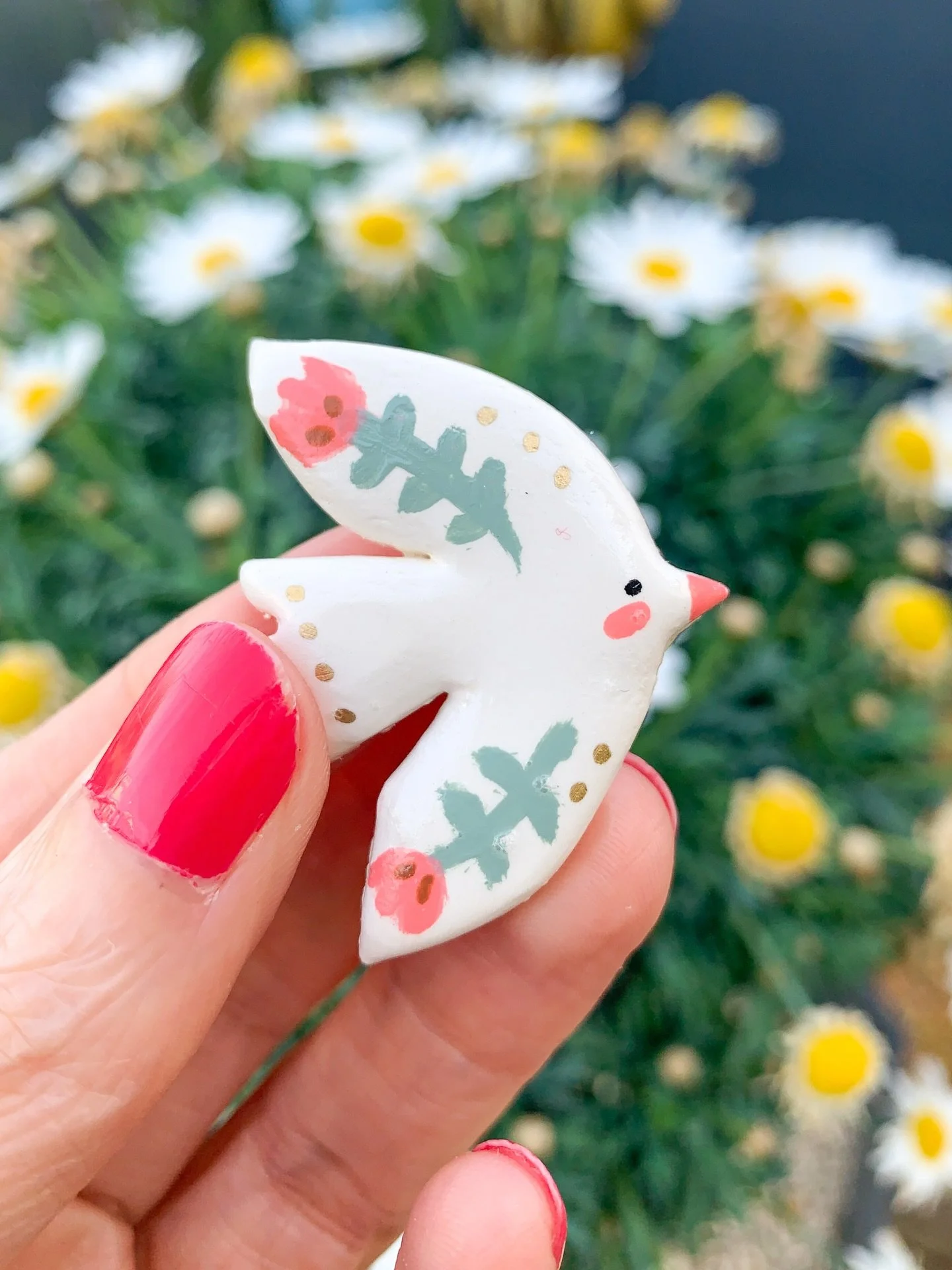 👋&nbsp;Hello everyone! Lately, I&rsquo;ve been juggling graphic design projects and new ideas in air-dry clay. Here are my little hand-painted birds, available in two sizes (3 and 4 cm). I&rsquo;m still deciding: pins or magnets, what do you think? 