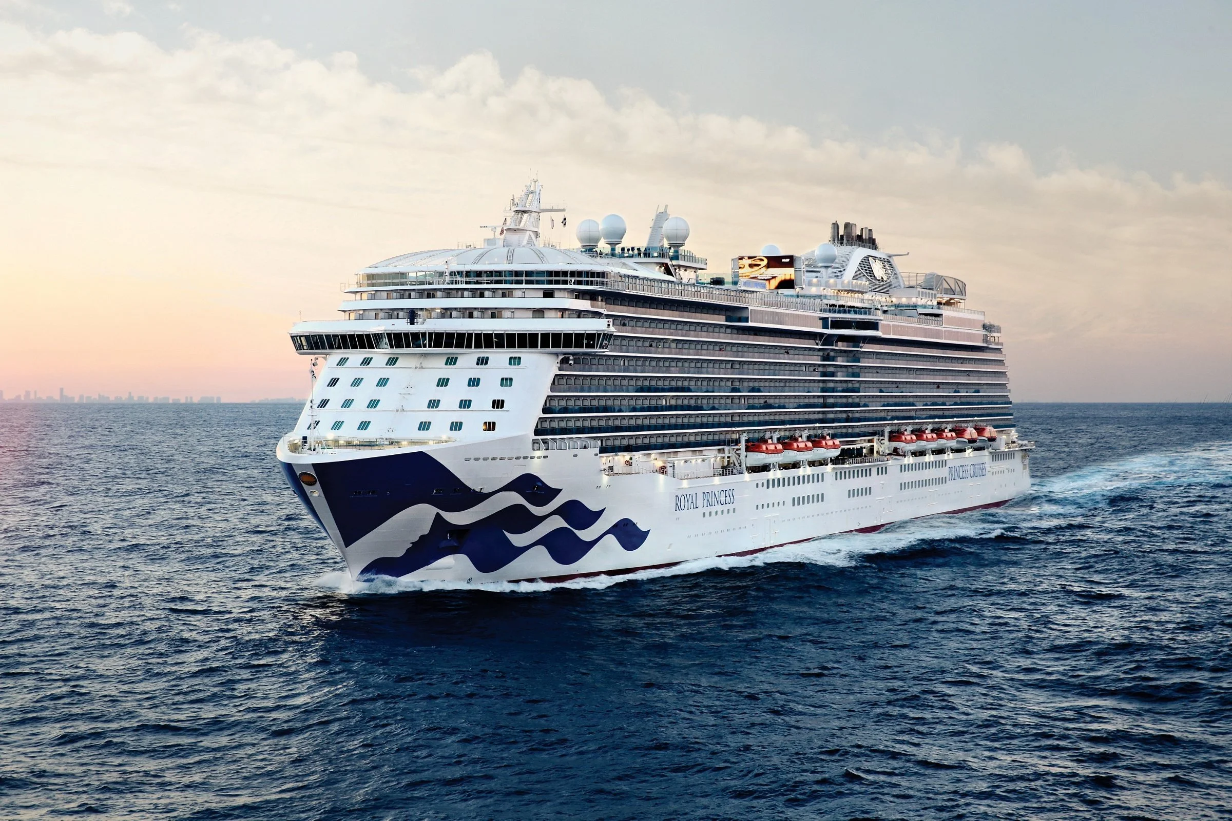 05_Royal_Ship_Exterior.jpg