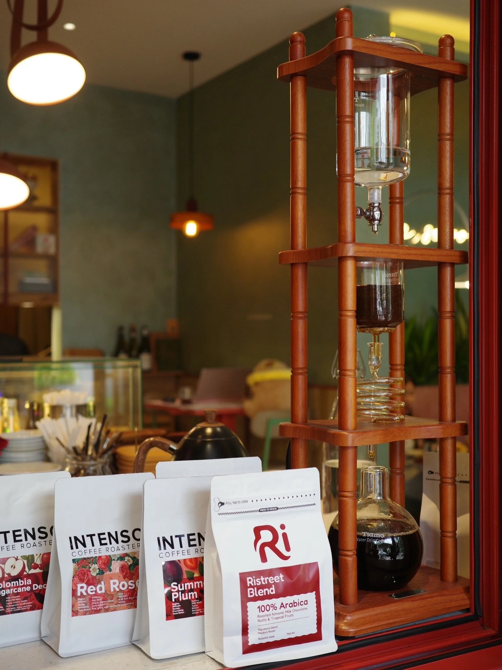 Each Cold Drip at Ristreet highlights the unique character of its origin.
Which one matches your mood today? 🤓

🤎 Ristreet Blend
Comforting with roasted almond, milk chocolate, nutty richness, and tropical fruit.

🍓 Summer Plum
Bright and juicy wi