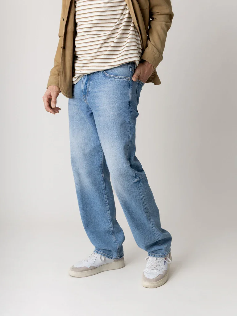 509510675MMGConorSuedeJacketToastedCoconut-510020675MMGDaniStripeO-SSTeeToastedCoconut-509710405MMGSteveRetroWideJeansLightBlueDenim1.webp