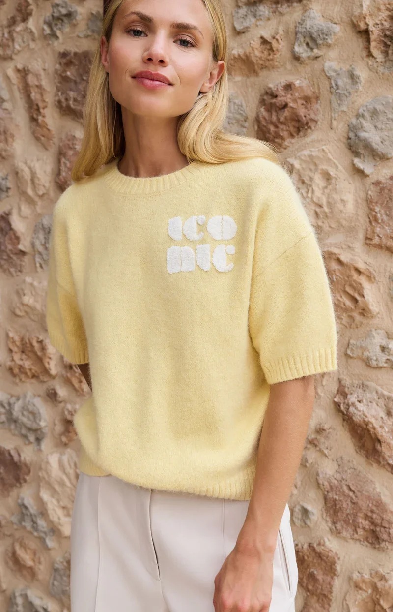 knitted-short-sleeve-sweater-with-artwork-2_4c9dc5de-bac4-4aef-90d5-f6e2512b1d21.webp