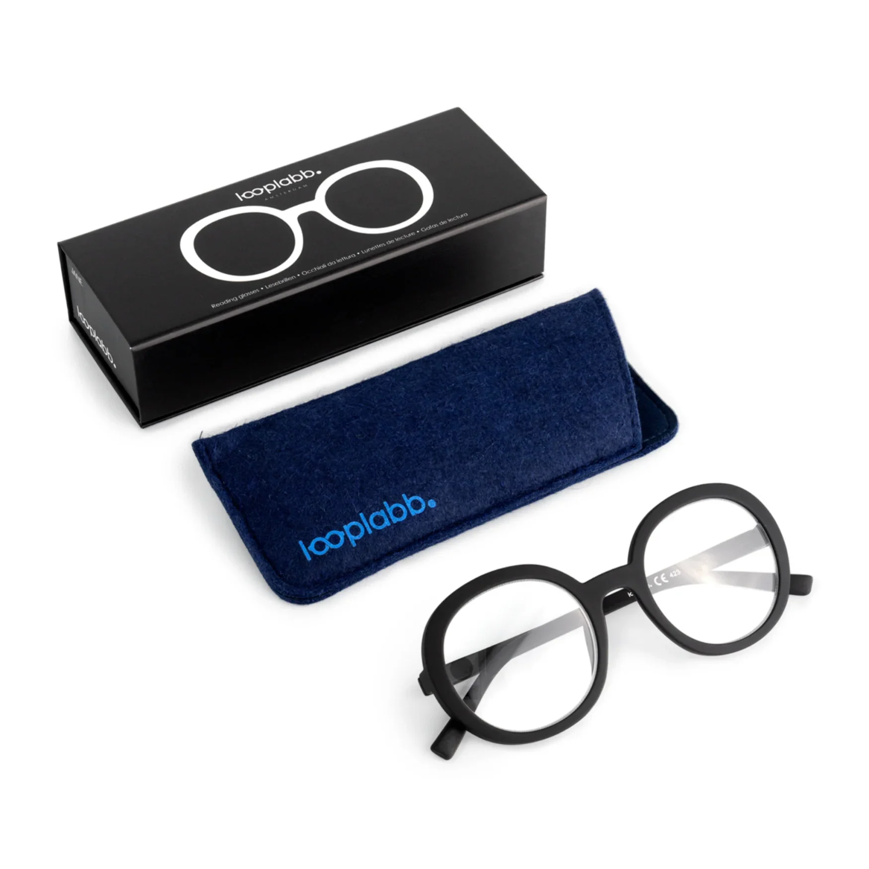 Brille mit runden schwarzen Rahmen, in einer blauen Brillenetui mit Logo, neben einer schwarzen Verpackung mit Logo und Brillen-Icon.