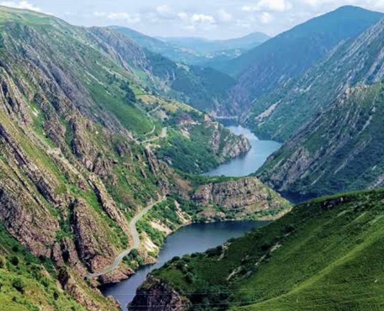 Valle con río entre montañas verdes en Asturias, próximo retiro verano 2027