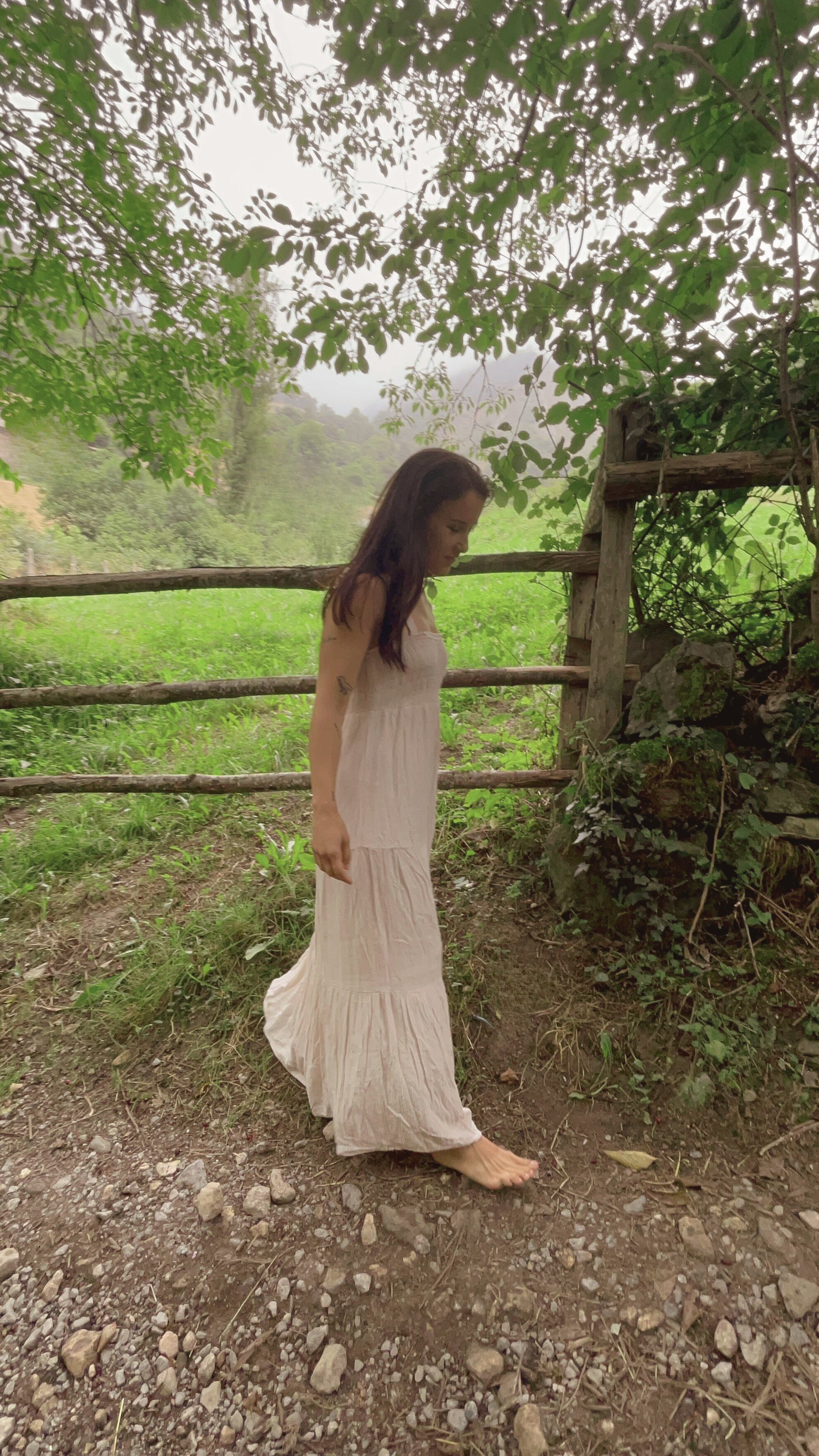 Cristina, terapeuta energética y facilitadora de activación kundalini, en la naturaleza