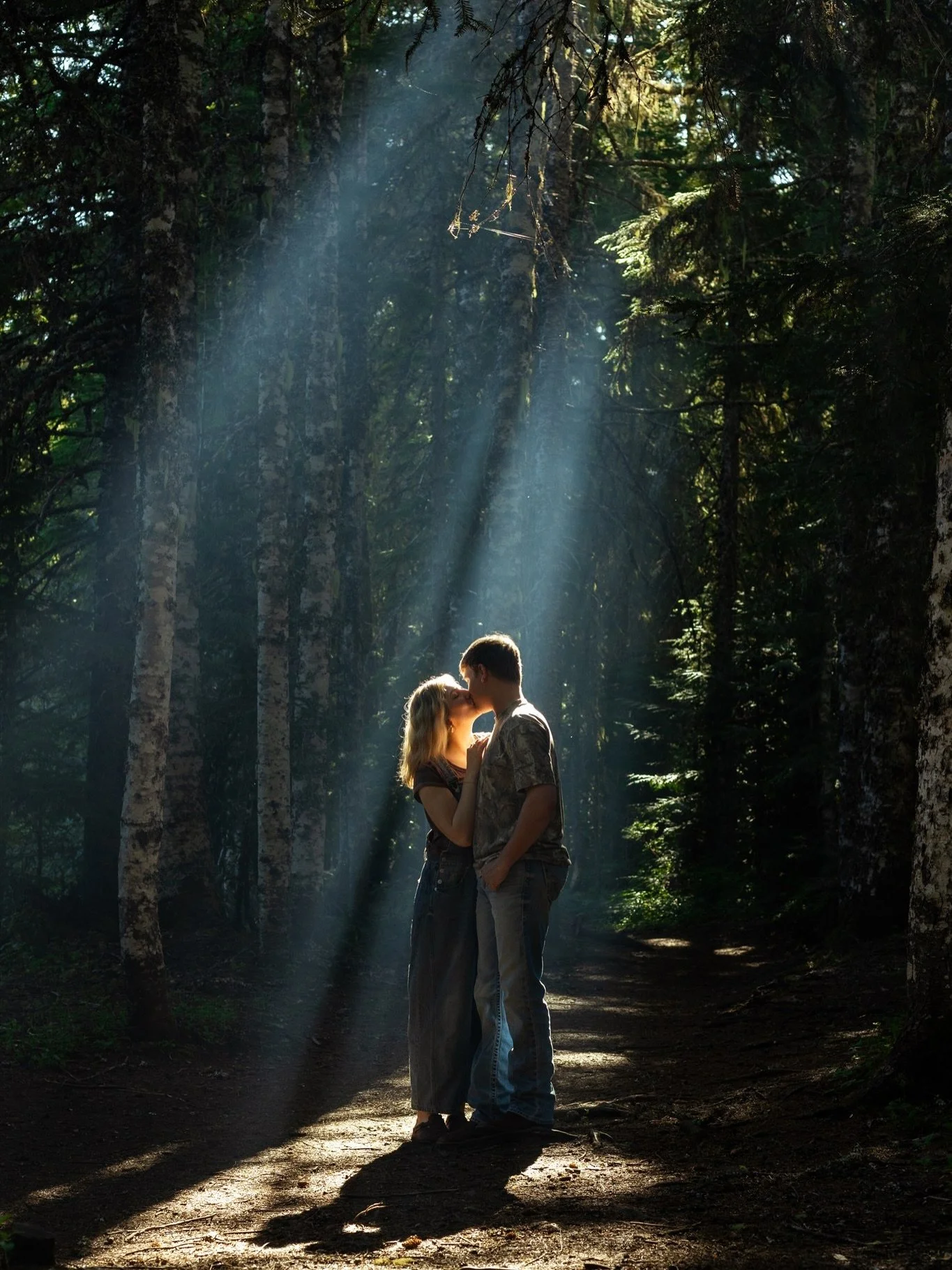 two lovers in the mountains 🫶🏼 the oregon woods are paid actors

#missouriphotographer #missouriwedding #oregonphotographer #mounthood #stlphotographer #cinematicphotographer