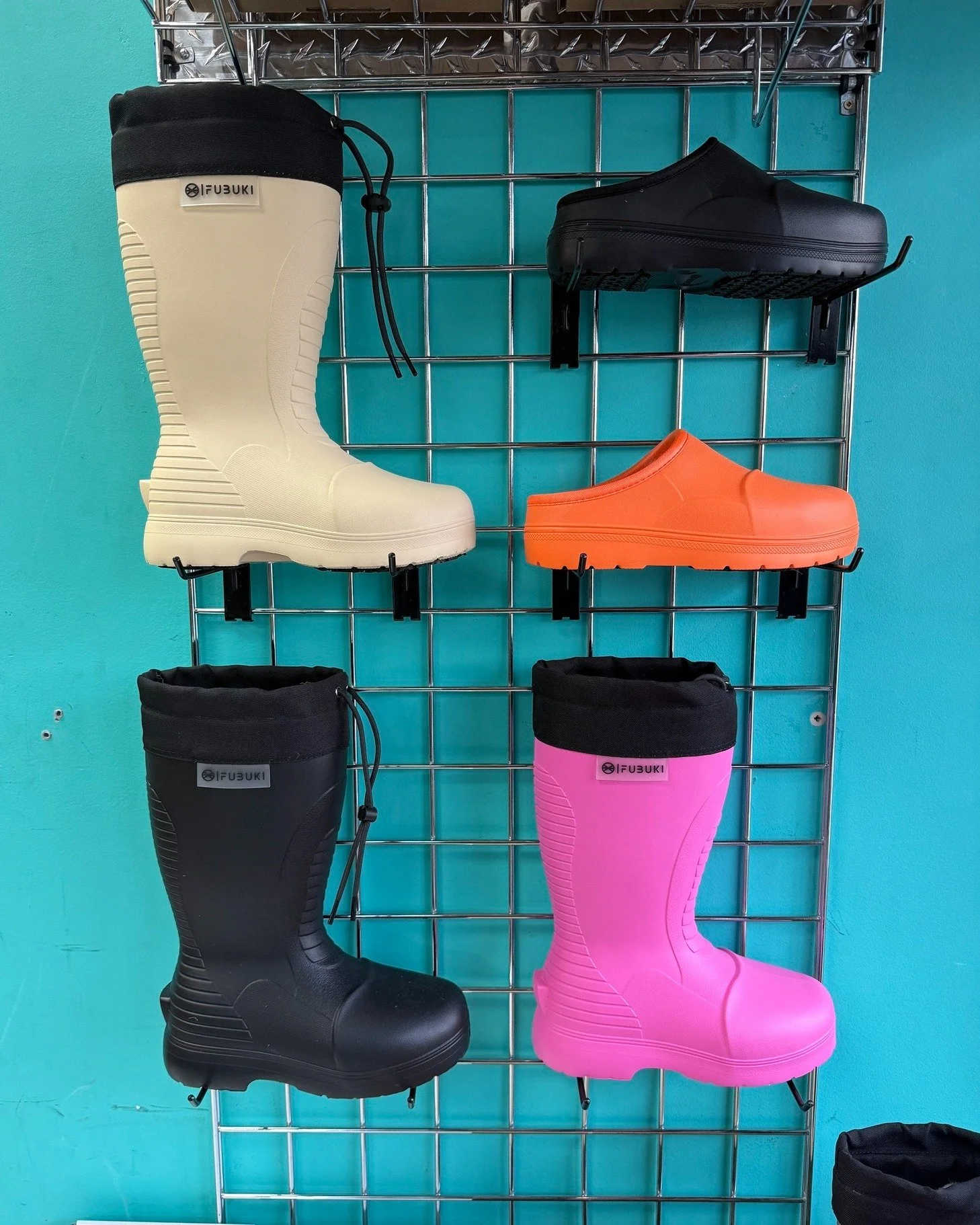 @fubukiboots are here. If you know, ya know.

#Neighbourhood