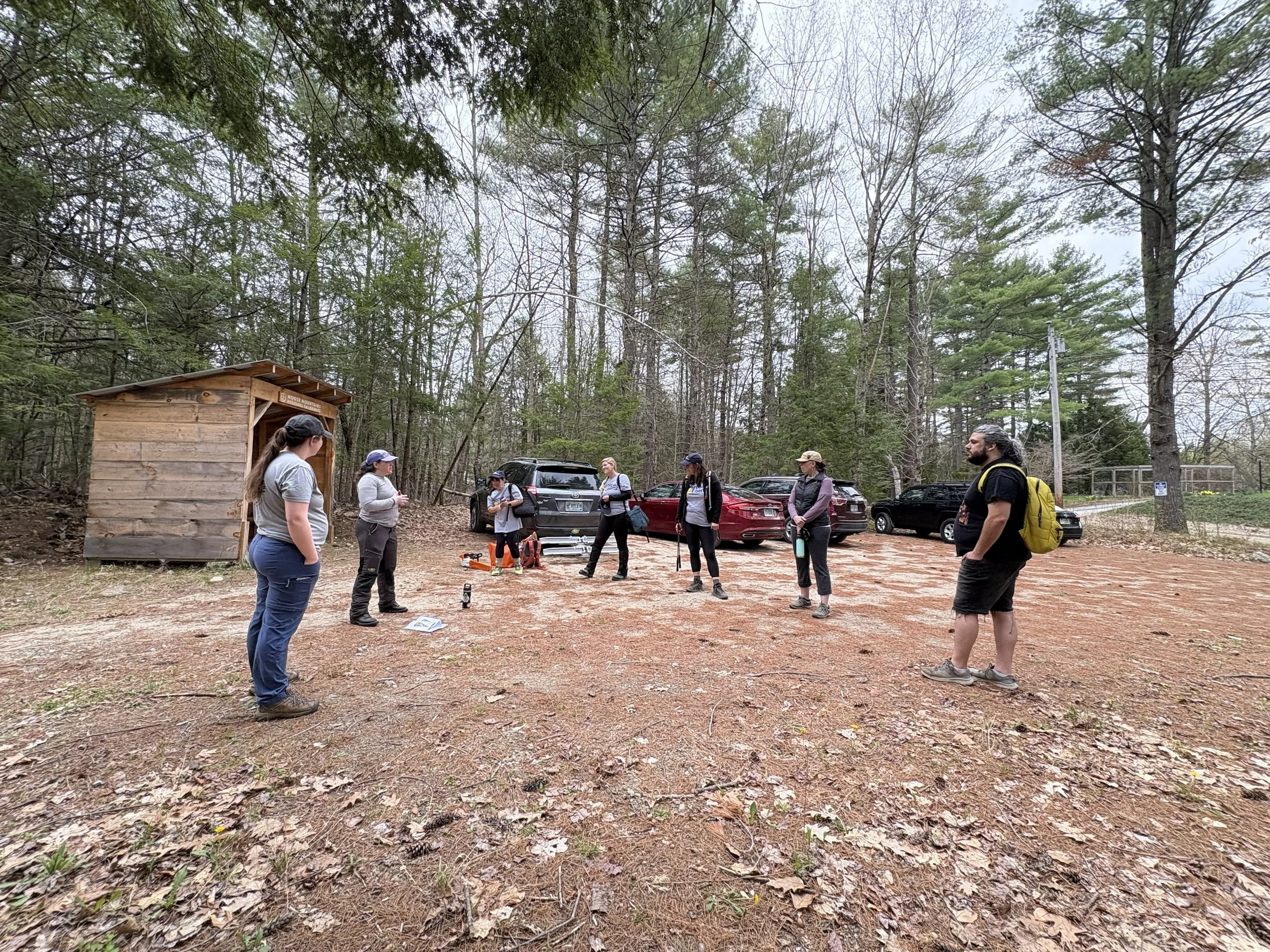 Lindsay discusses invasives with volunteers