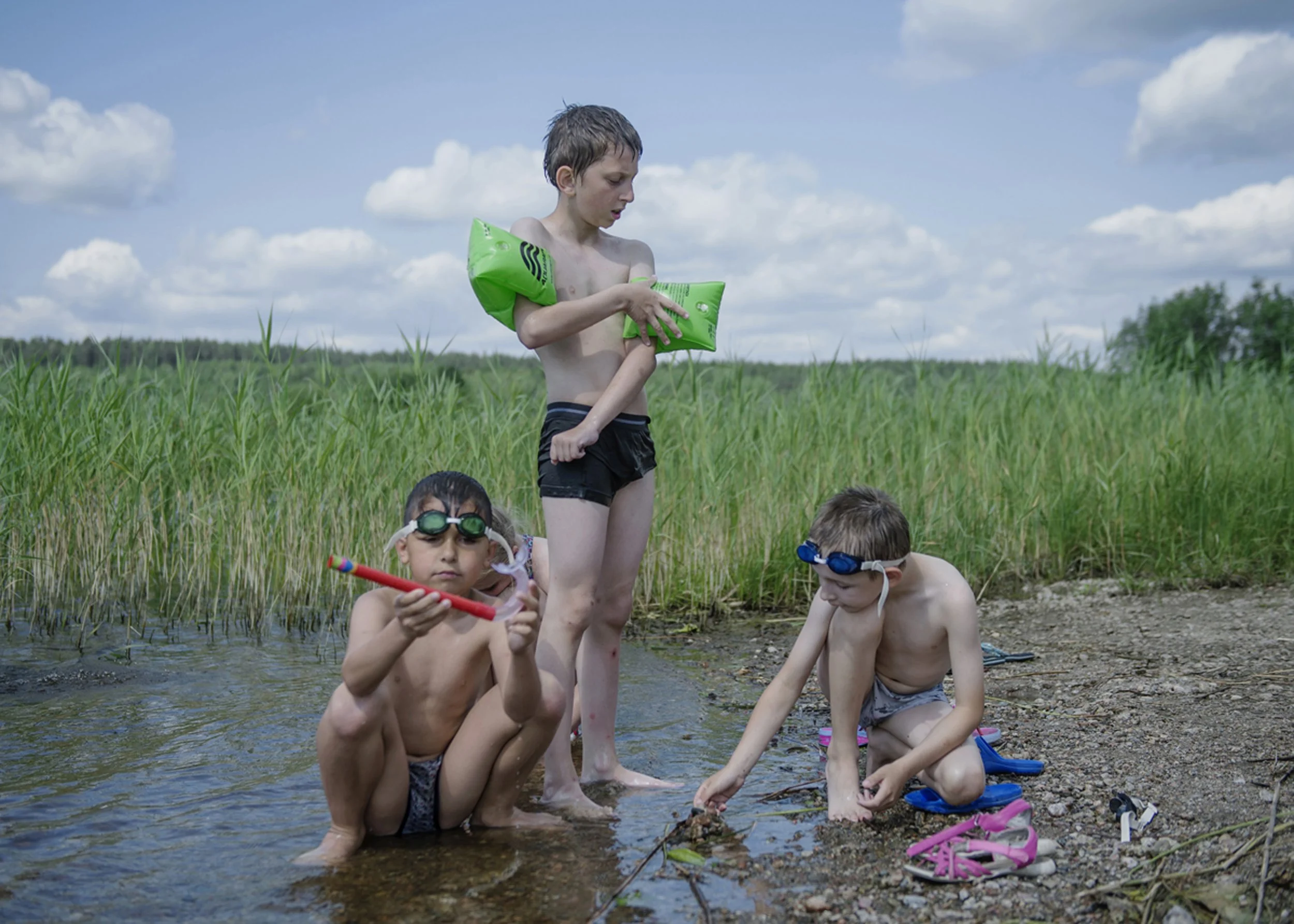 Nioåriga Konstantin (i mitten) har tillsammans med Ruslan Kolik, Dennis Davidchik och 24 andra barn rest från Kamenets i Belarus för att delta i årets Tjernobylläger i västmanländska Kolsva.