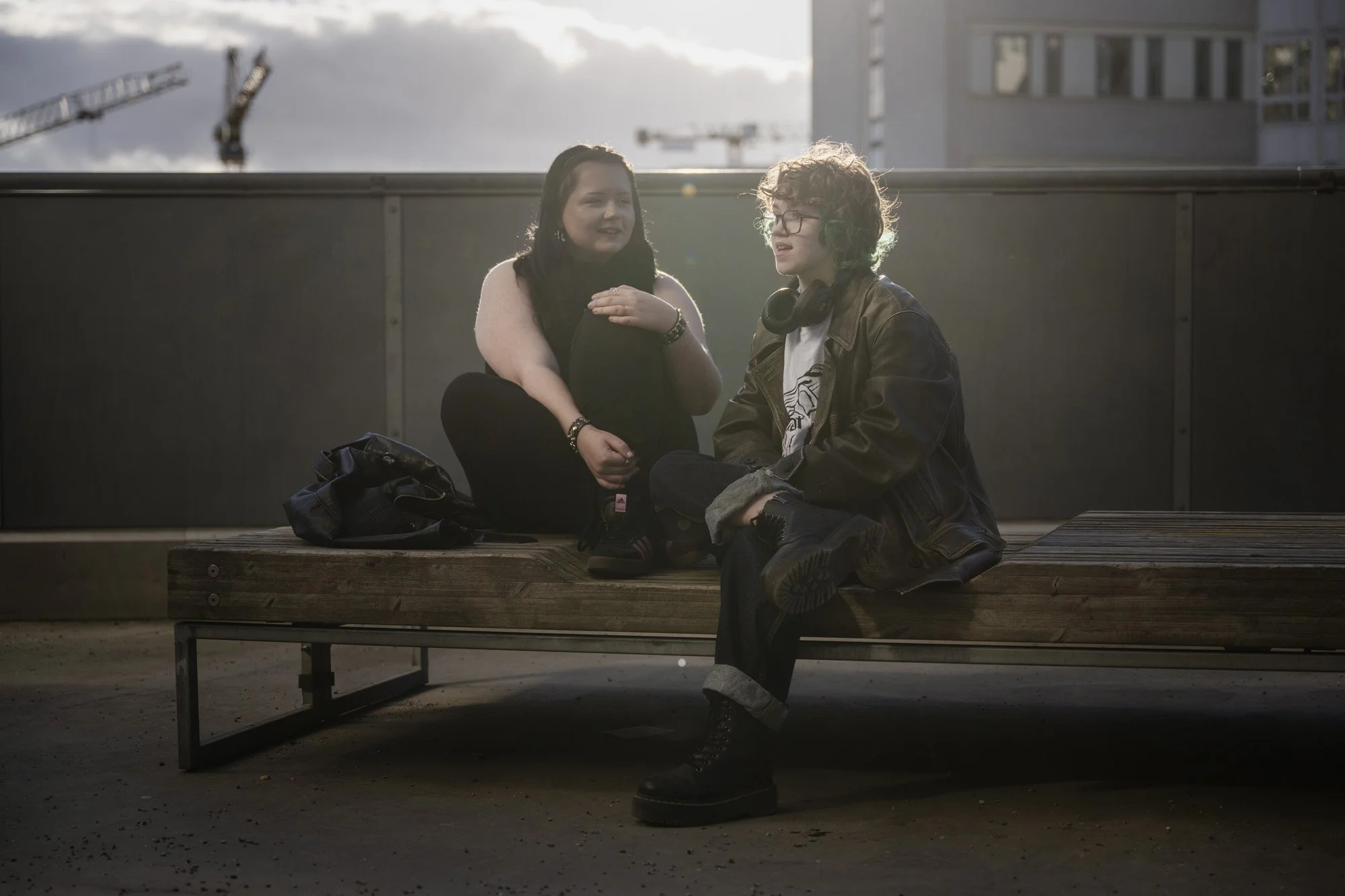 Bandet går upp på scen halv åtta på fredagskvällen och publiken har uppmanats att vara på plats en timma innan start. Men vid tretiden på eftermiddagen köar redan ett hundratal vid de olika entréerna. Kompisarna Roxanna Daniel, 15 år, från Munka-Ljun