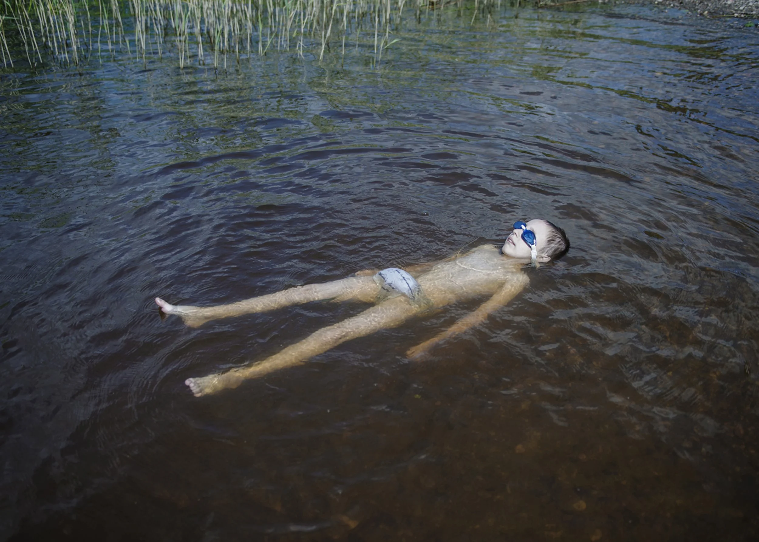 Denis Davidchik har ännu inga badkläder. Lägret är beroende av att privatpersoner skänker det barnen behöver.