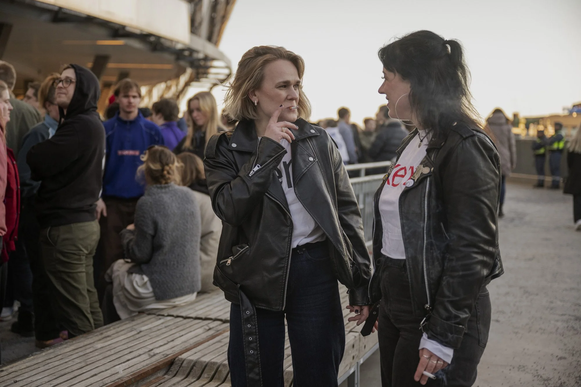 En kille i kön in till arenan frågar efter en tändare och Louise Lifgren, 34 år, räcker honom en. Hon tar en cigg tillsammans med Lovisa Närhi, 31. Louise har sett Kent många gånger. Kanske tjugofem, varav tio under avslutningsturnéns tjugoåtta speln