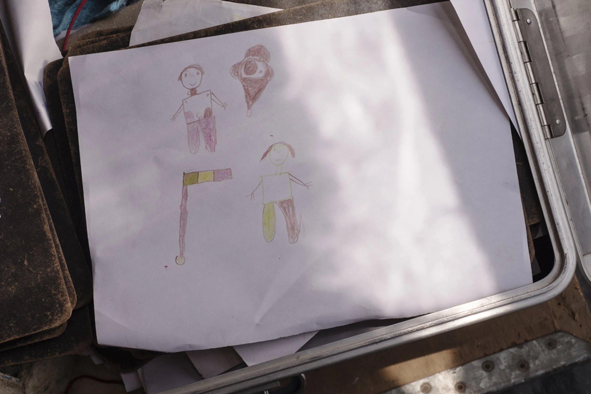 I  ett flyktingläger får Fadimatou leka och rita tillsammans med andra barn.