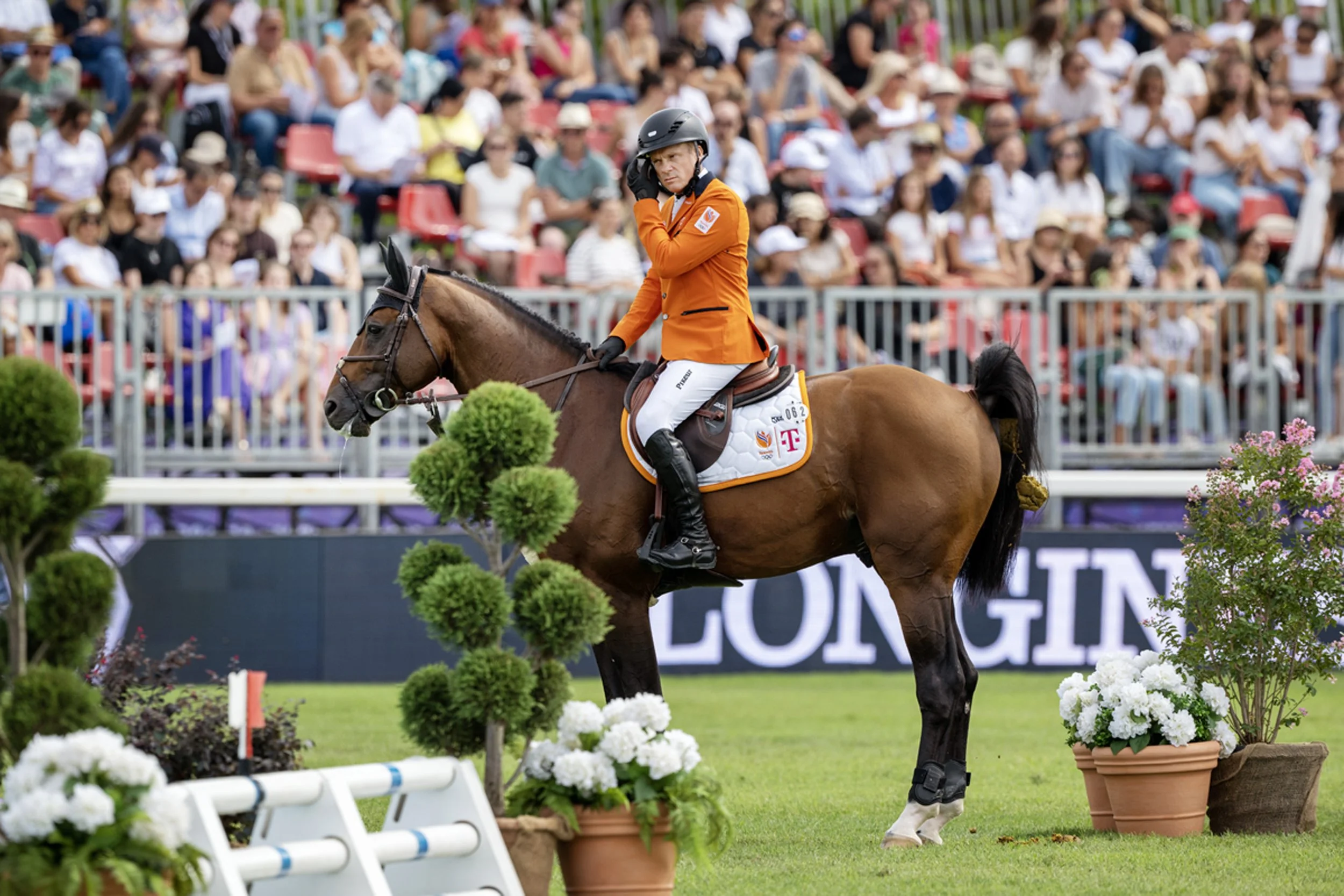 Nederländaren Willem Greves häst Highway TN tar en toalettpaus innan startsignal.