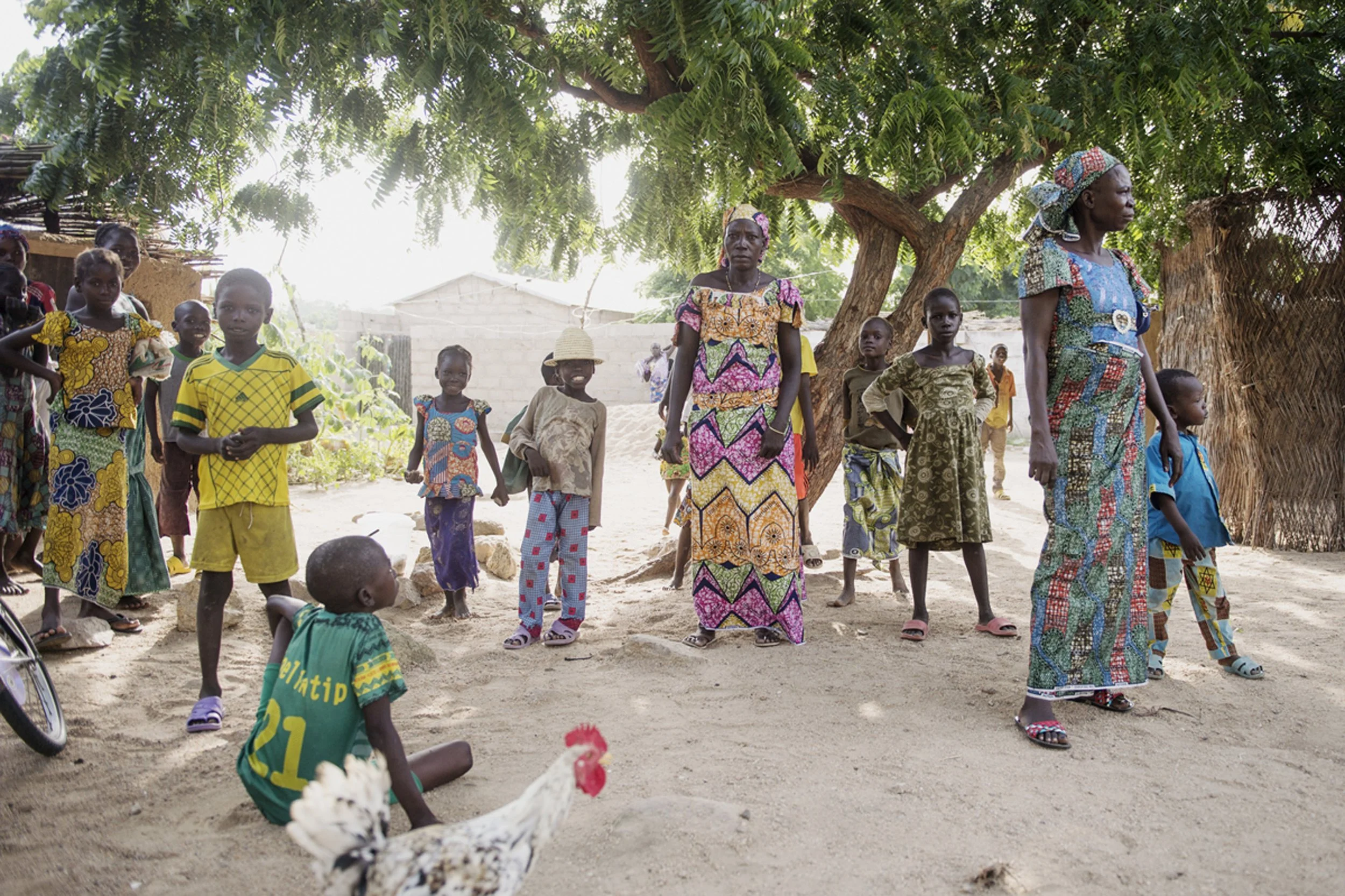 Djoule (i mitten) och hennes brorsbarn bodde tidigare i byn Doulo, som attackerades av Boko Haram. Nu har de hittat ett nytt hem i byn Mora, nära gränsen mellan Kamerun och Nigeria.