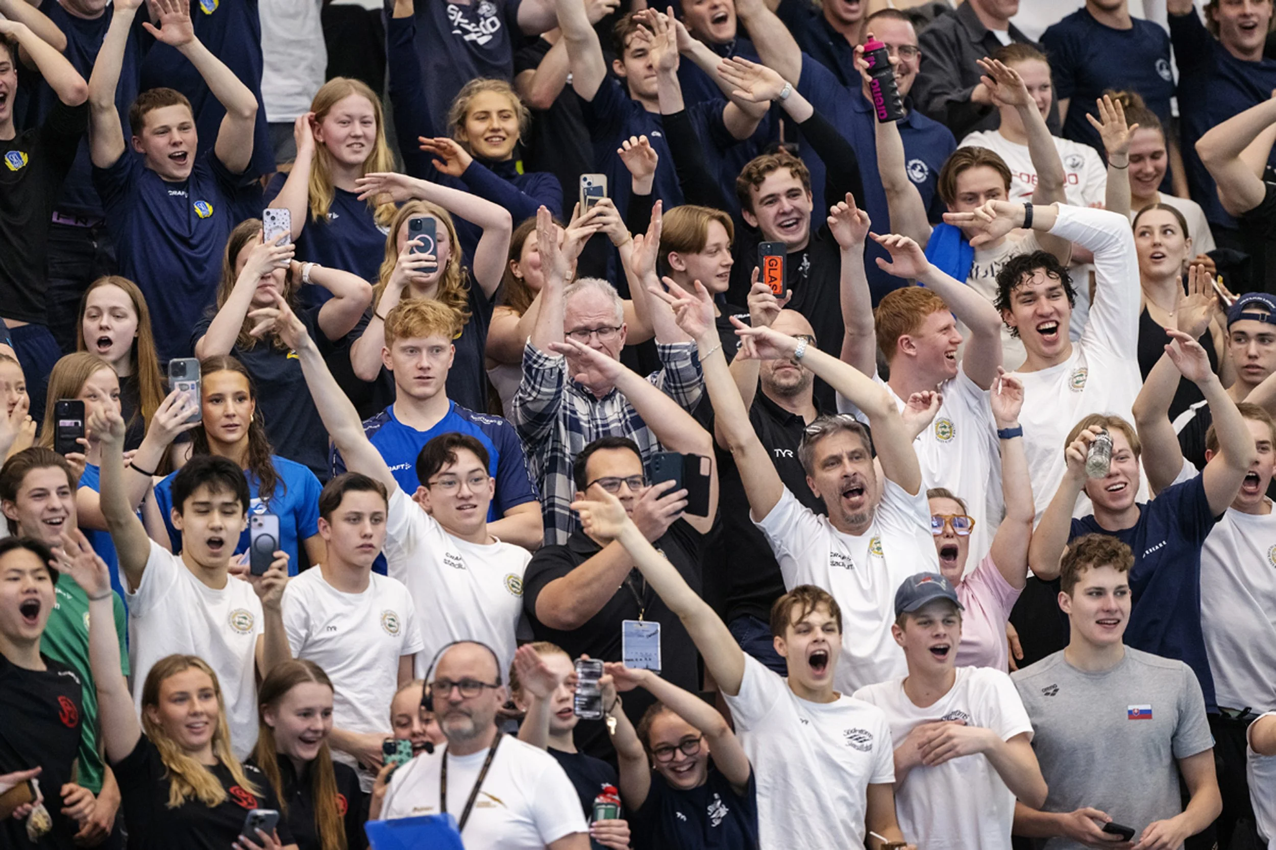 Publiken jublade när när Tysklands Lukas Märtens simmade i mål på 400 meter frisim med tiden 3.39,96. Ett nytt världsrekord.