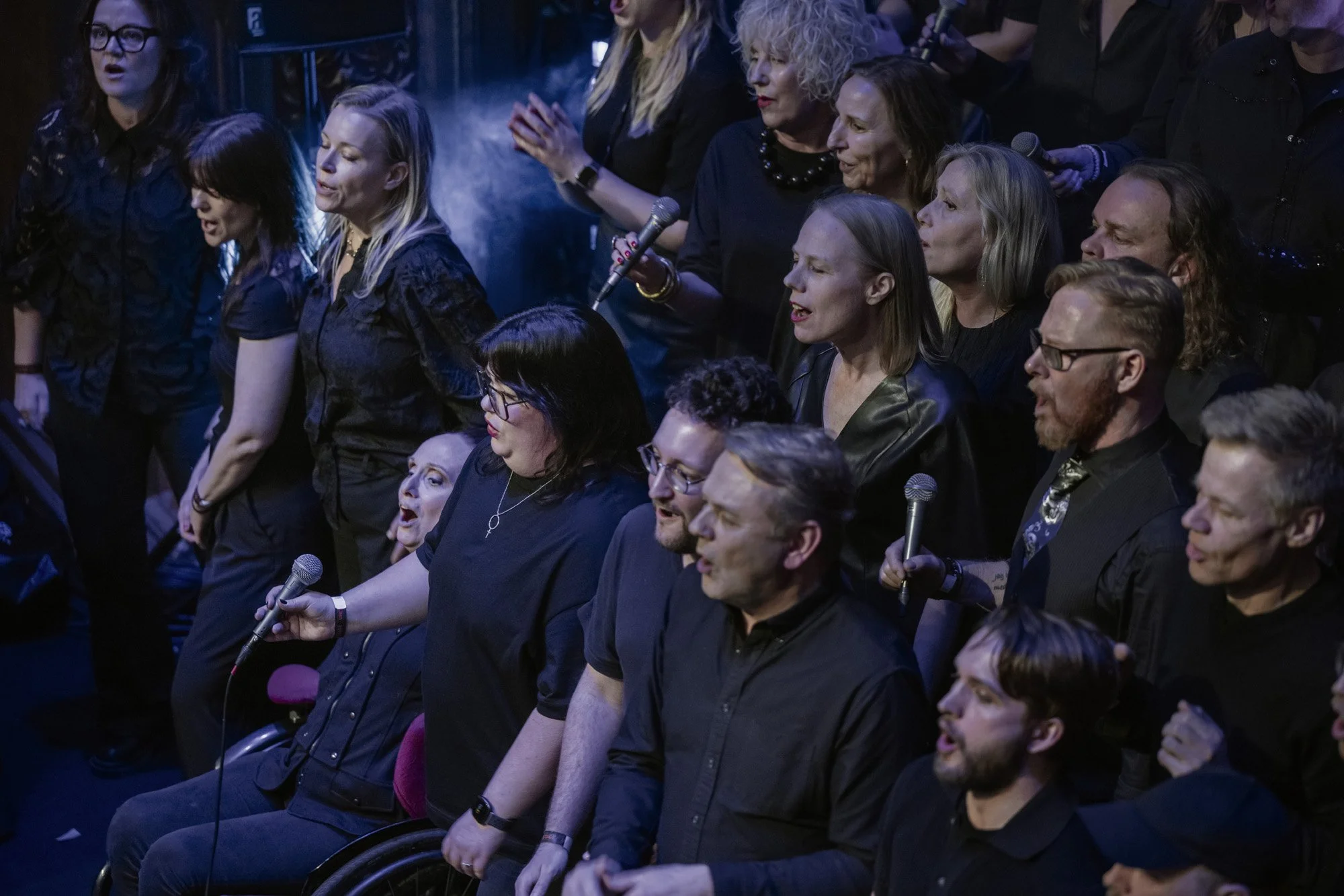Det är knökfullt på Berns. Nattklubben håller Kentefterfest och vithåriga män med bandtröjor och blåjeans från 90-talet trängs med 20-åringar i ny merch och glittersmink. Ett åttiotal svartklädda personer kommer in på scenen. Publiken jublar, visslar