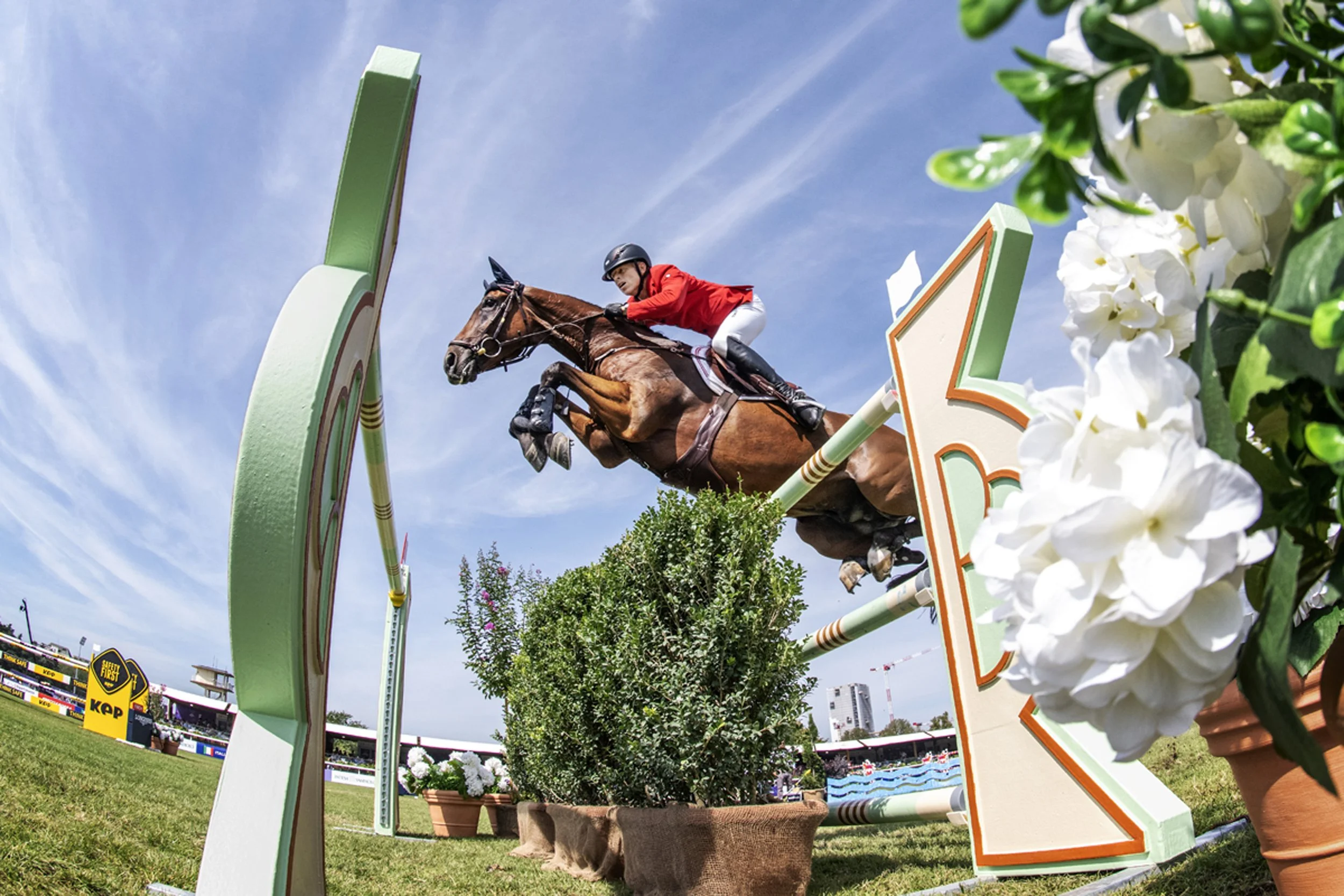 Finalomgångens första runda var svår. Det dröjde till finalens 15:e ekipage, Max Kühner på Elektric Blue P, innan den första felfria rundan kom. 