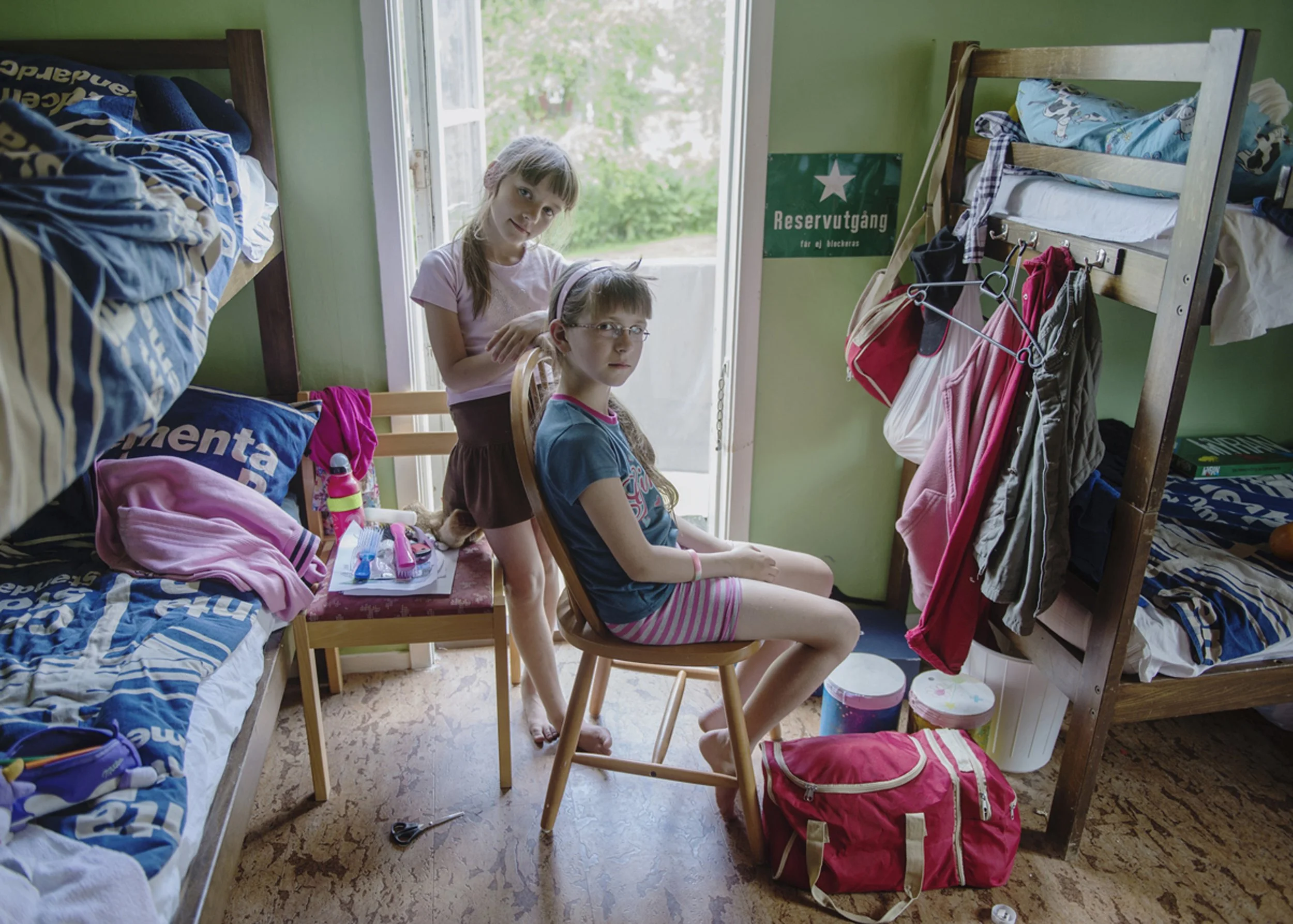 Lilja Sakharuk och Dasha Barmuta i sitt rum. Barnen reser utan sina familjer och känner oftast inte varandra när de kommer till lägret.