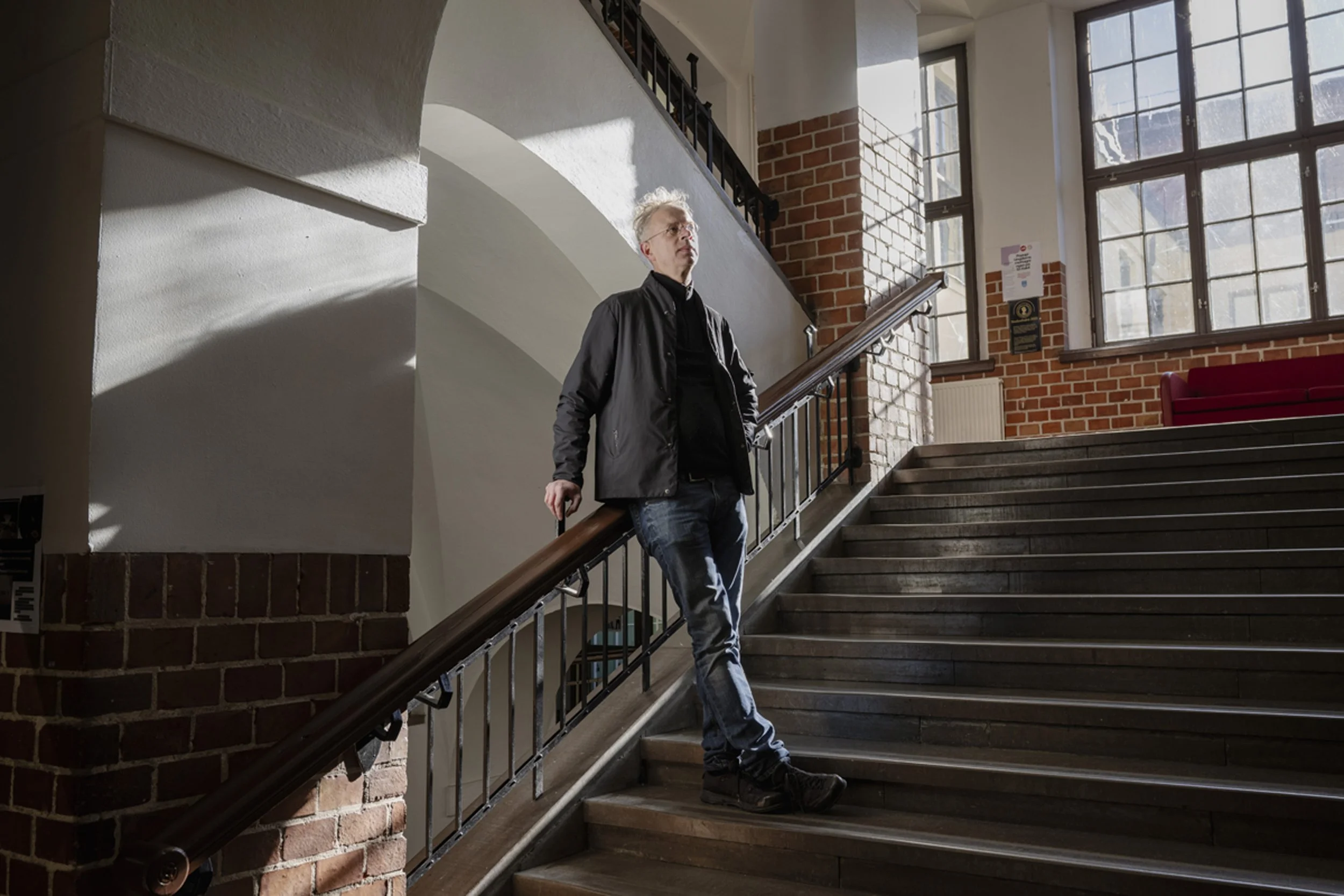 Det är soligt i Eskilstuna och Rocco Gustafsson, 58 år, leder sin cykel med en hand. Han pekar på en byggnad som inte finns längre och berättar om Grönan – skolkafeterian som brann ner 1992. Grönan var mötesplatsen för gymnasieeleverna Joakim Berg oc