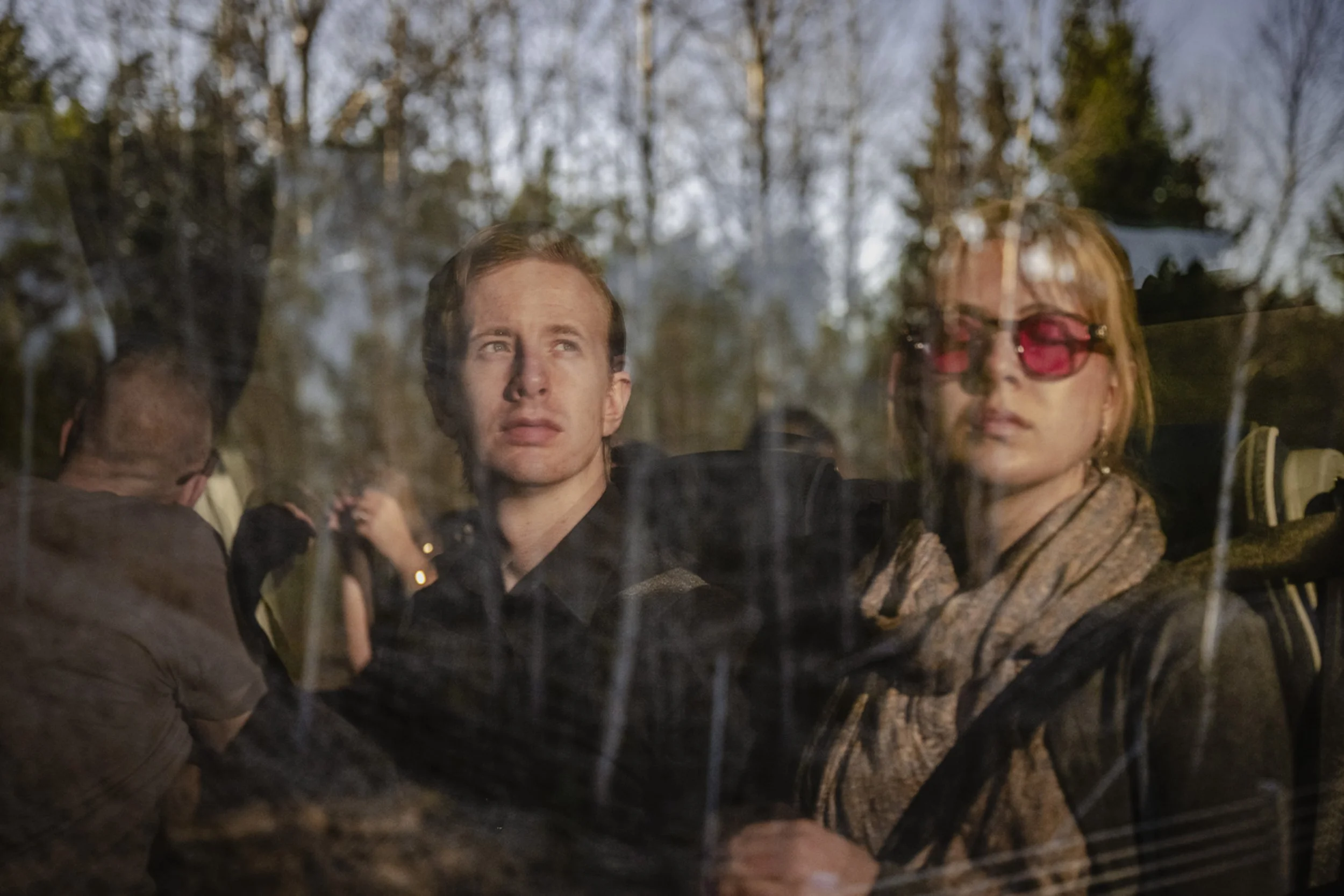 Det är lördagseftermiddag och bussen har precis börjat rulla mot Stockholm. Paret Love Forsgren, 25 år, och Ebba Sundström, 23 år, ser ut genom rutan när Eskilstuna rullar förbi. Om några timmar ska Ebba se sin första konsert med bandet. Love har var