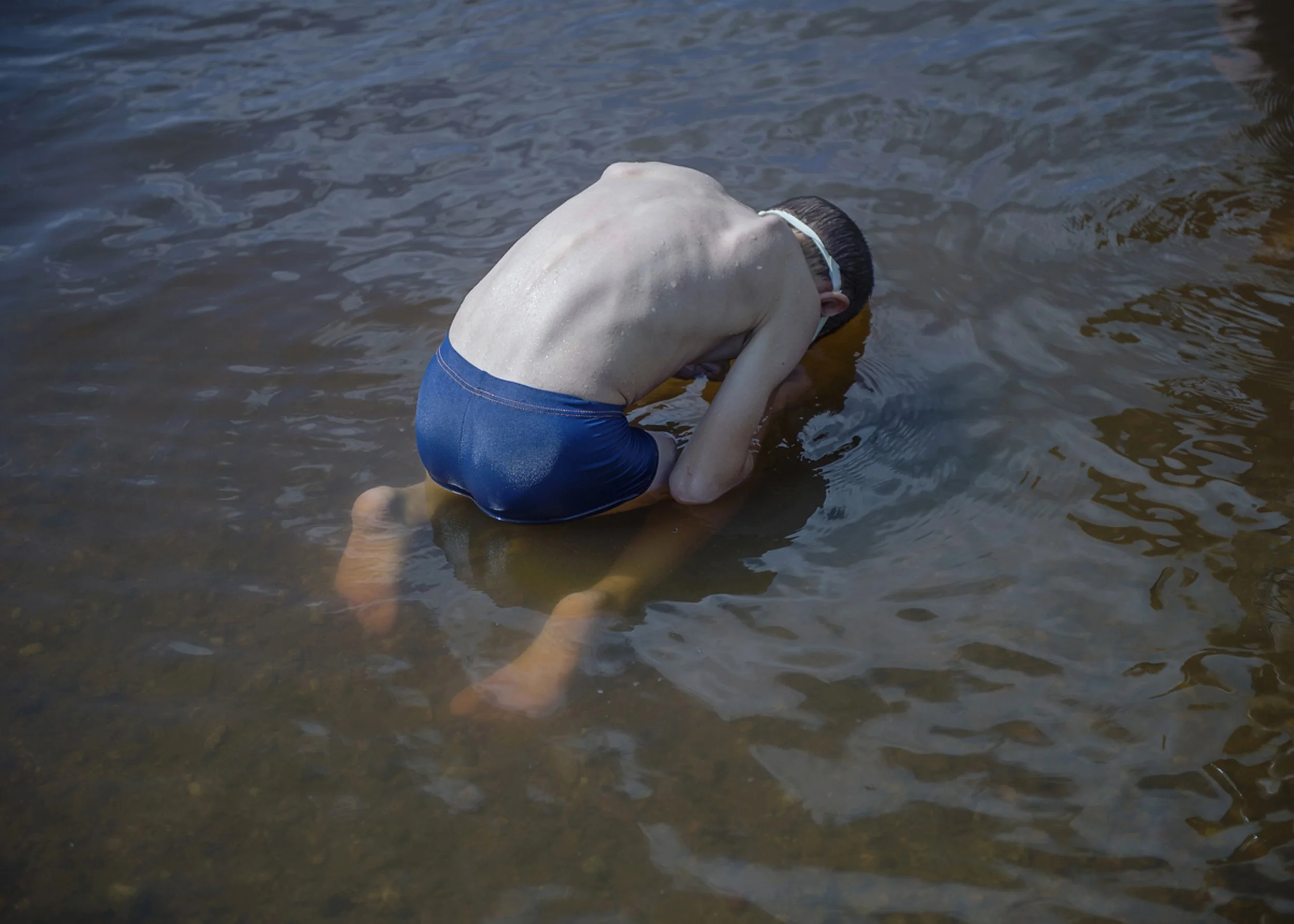Det finns bara en snorkel som barnen delar på. Just nu är det någon annans tur att använda den.