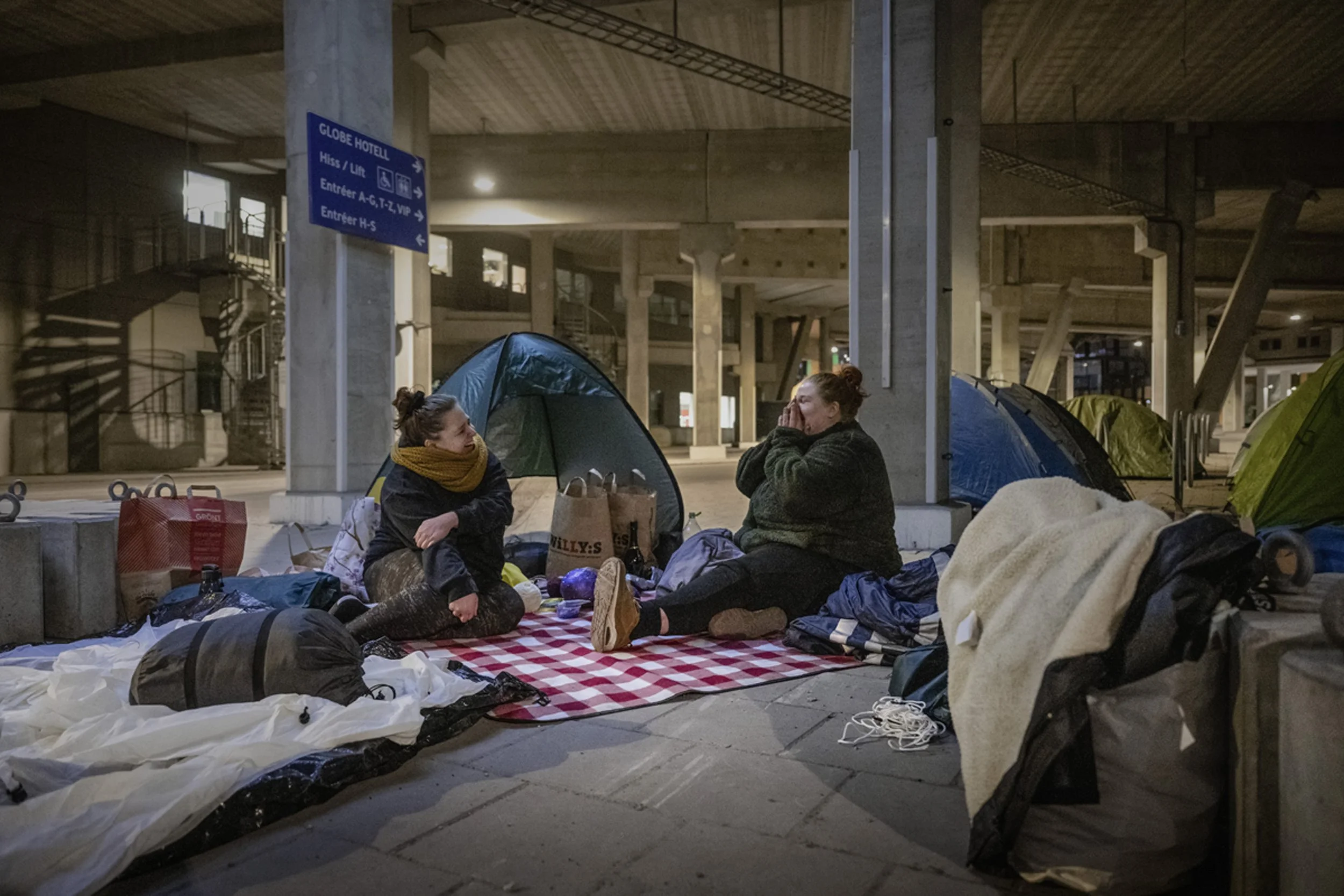 Evelina Uhlin och Nina Skogsberg
Bilarna som kör söderut på Nynäsvägen fyller luften med oljud. Globenområdet ligger öde, men en handfull tält sticker upp mellan cykelställen nedanför 3 arena i Stockholm. I morgon återförenas bandet Kent och håller d
