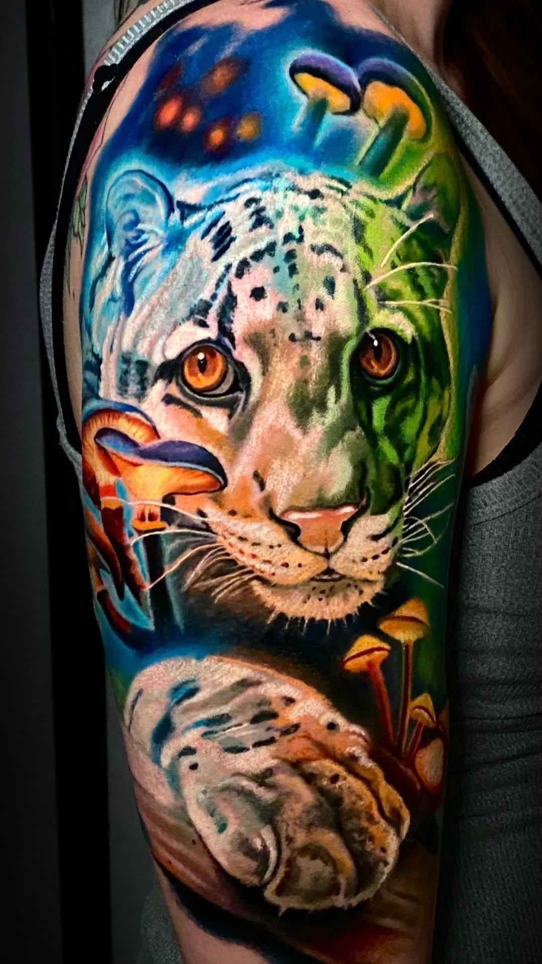bobby-cupparo-color-realism-snow-leopard-mushroom-half-sleeve.jpg