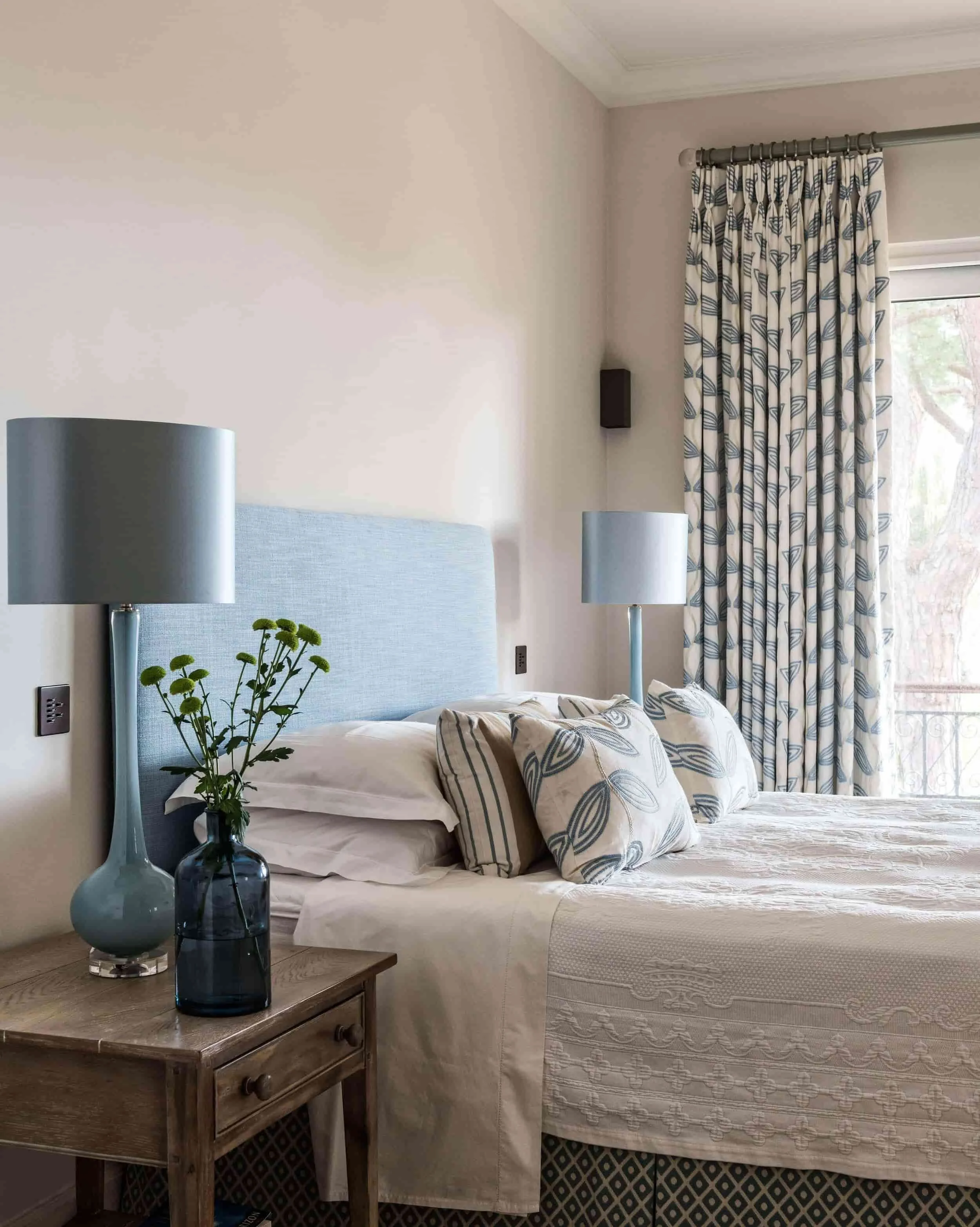 Midcentury modern print on custom draperies with antique brasshardware