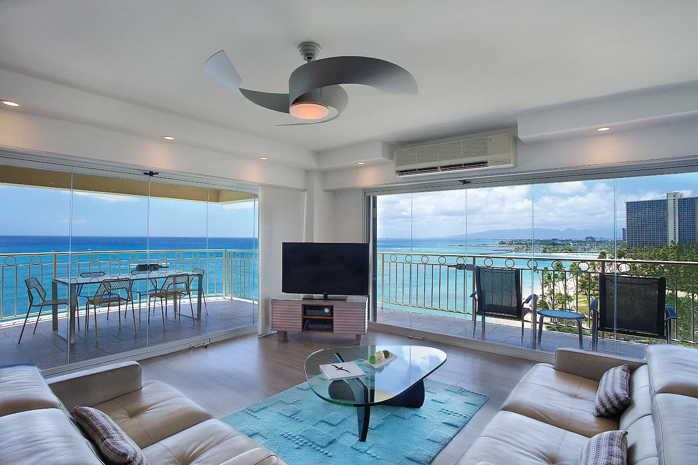 65616611-H1-waikiki-shore-by-outrigger-interior-livingroom2.webp