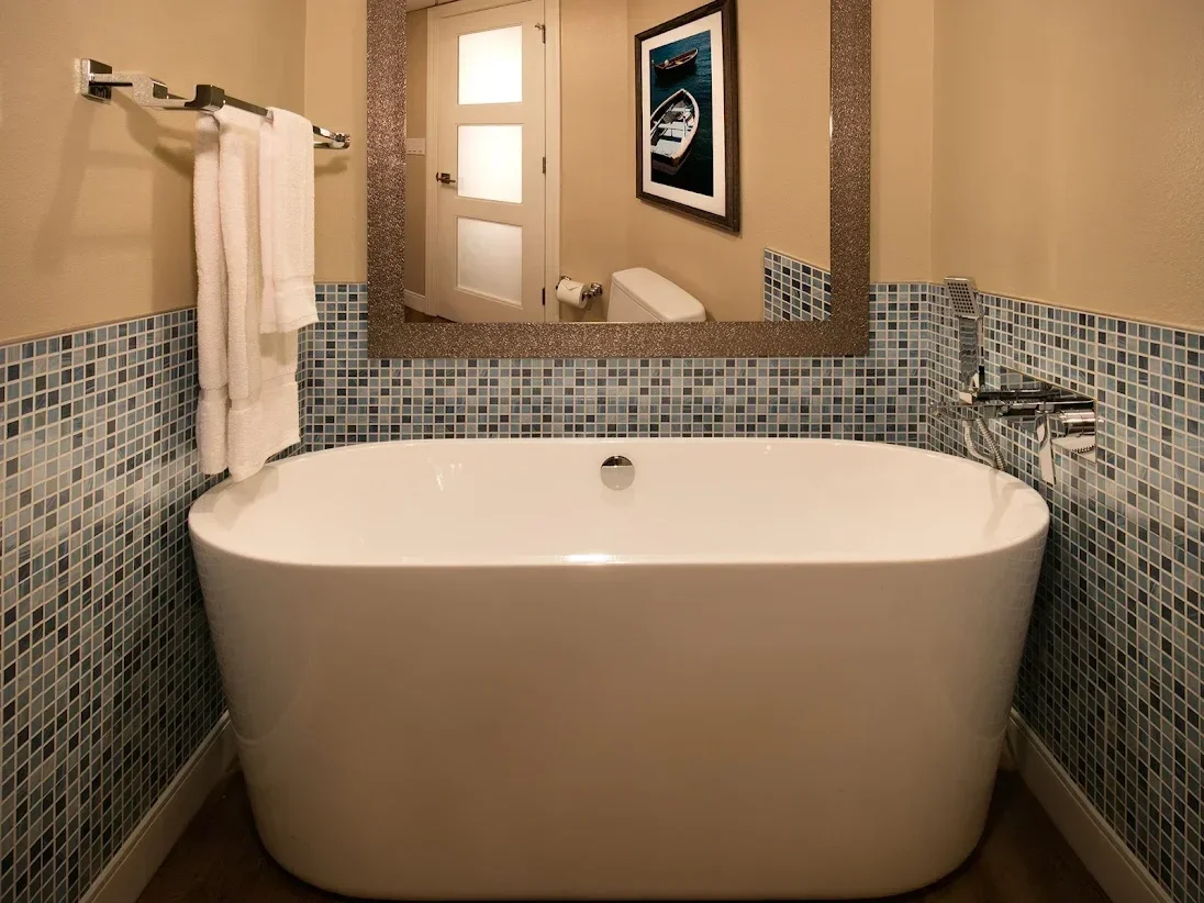 Guest_Bathroom_Tub_469312_standard-11.webp