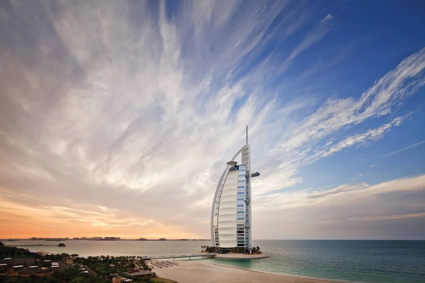 Burj_Al_Arab_-_Exterior_view.webp