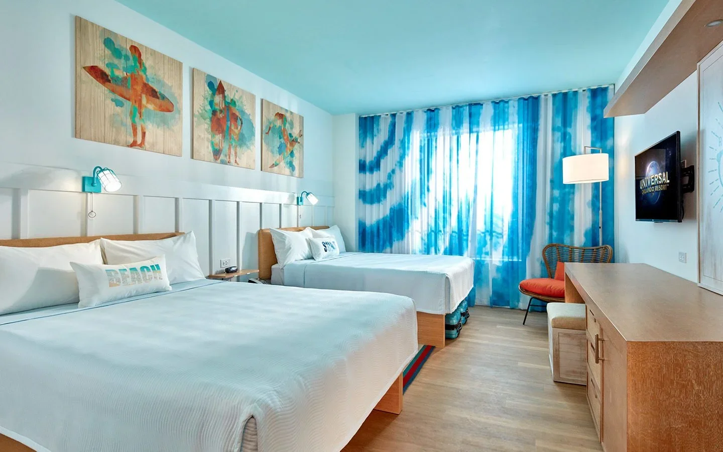 08_Universals-Endless-Summer-Resort-Surfside-Inn-and-Suites-Guest-Room-1440x900.webp
